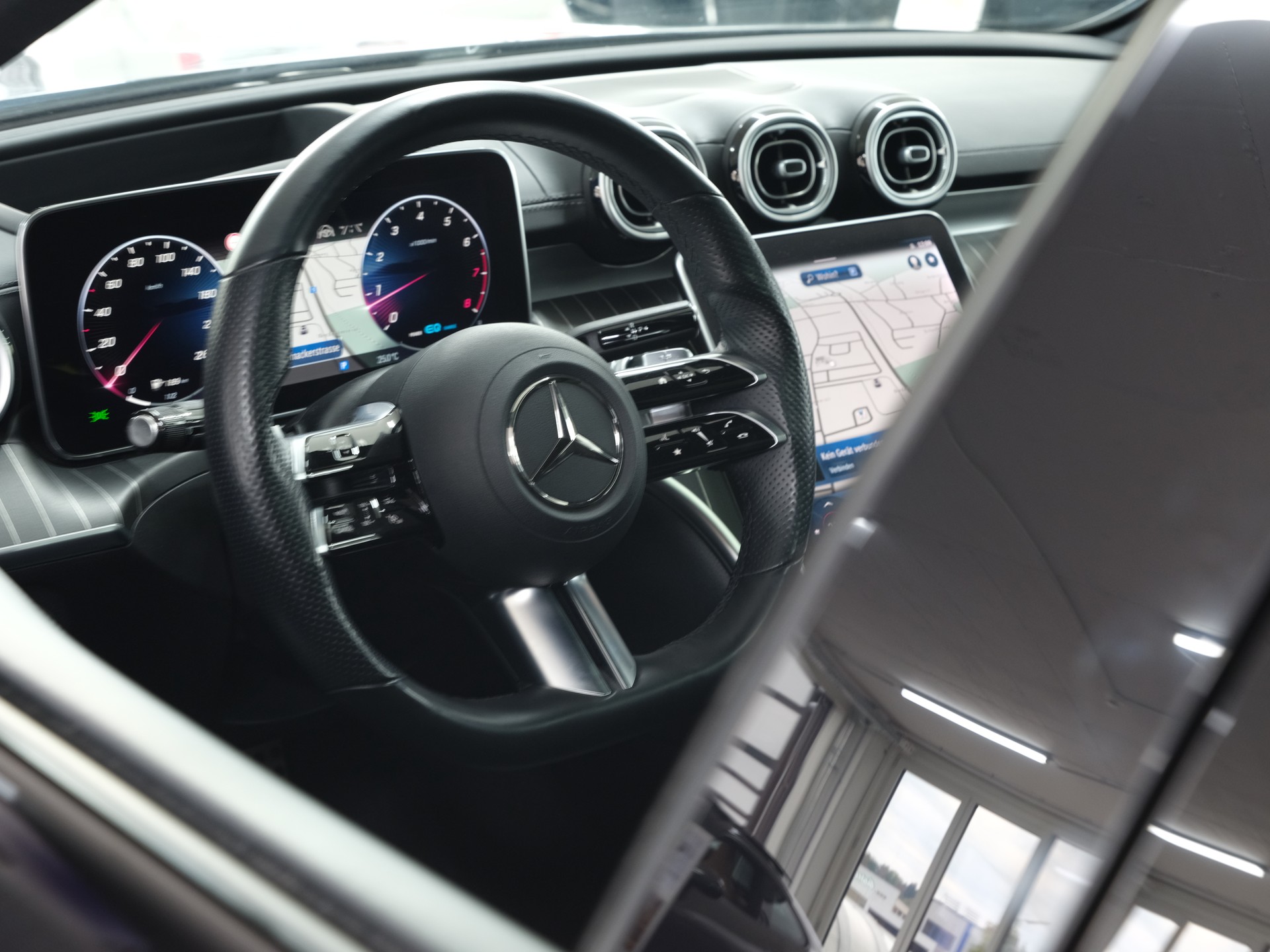 MERCEDES-BENZ C 300 4Matic AMG Line *Burmester* *Panorama* *360 Kamera*-image-20