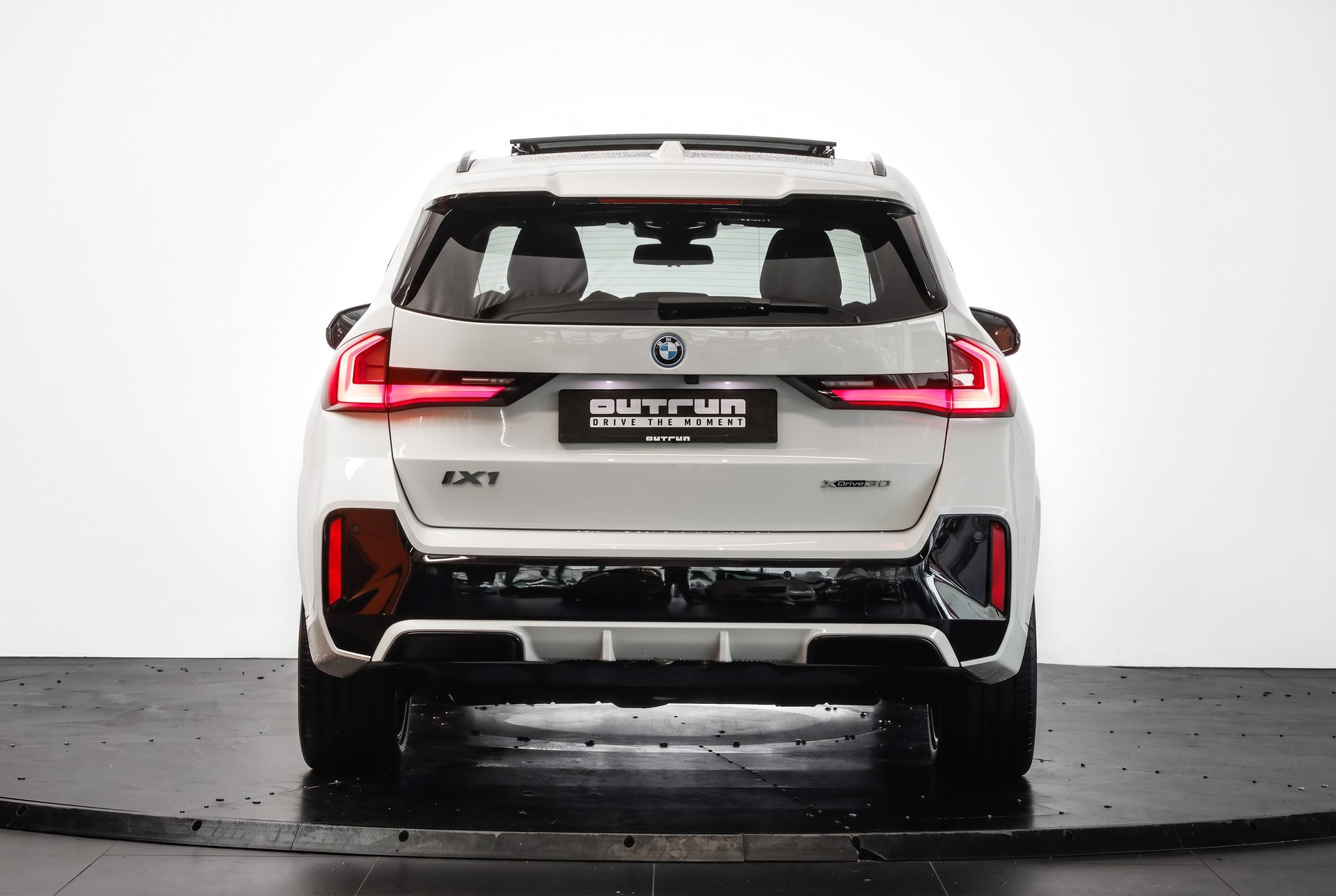 BMW iX1 xDrive 30 M Sport • Attelage • Toit panoramique • Pack Innovation-showroom-element-2