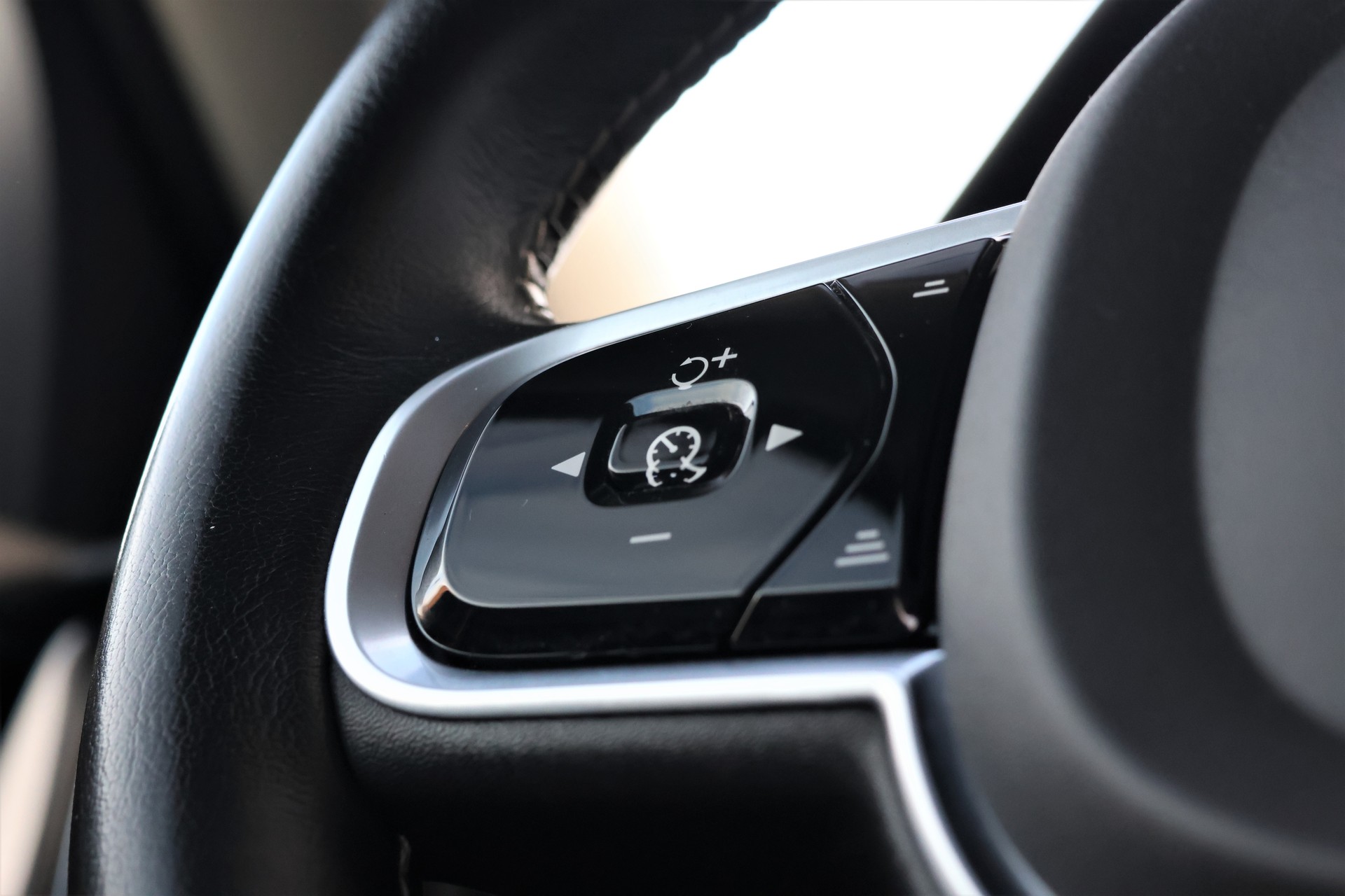 VOLVO V60 T6 eAWD Twin Engine Inscription Geartronic (CH) + 2.0T AHK-image-17