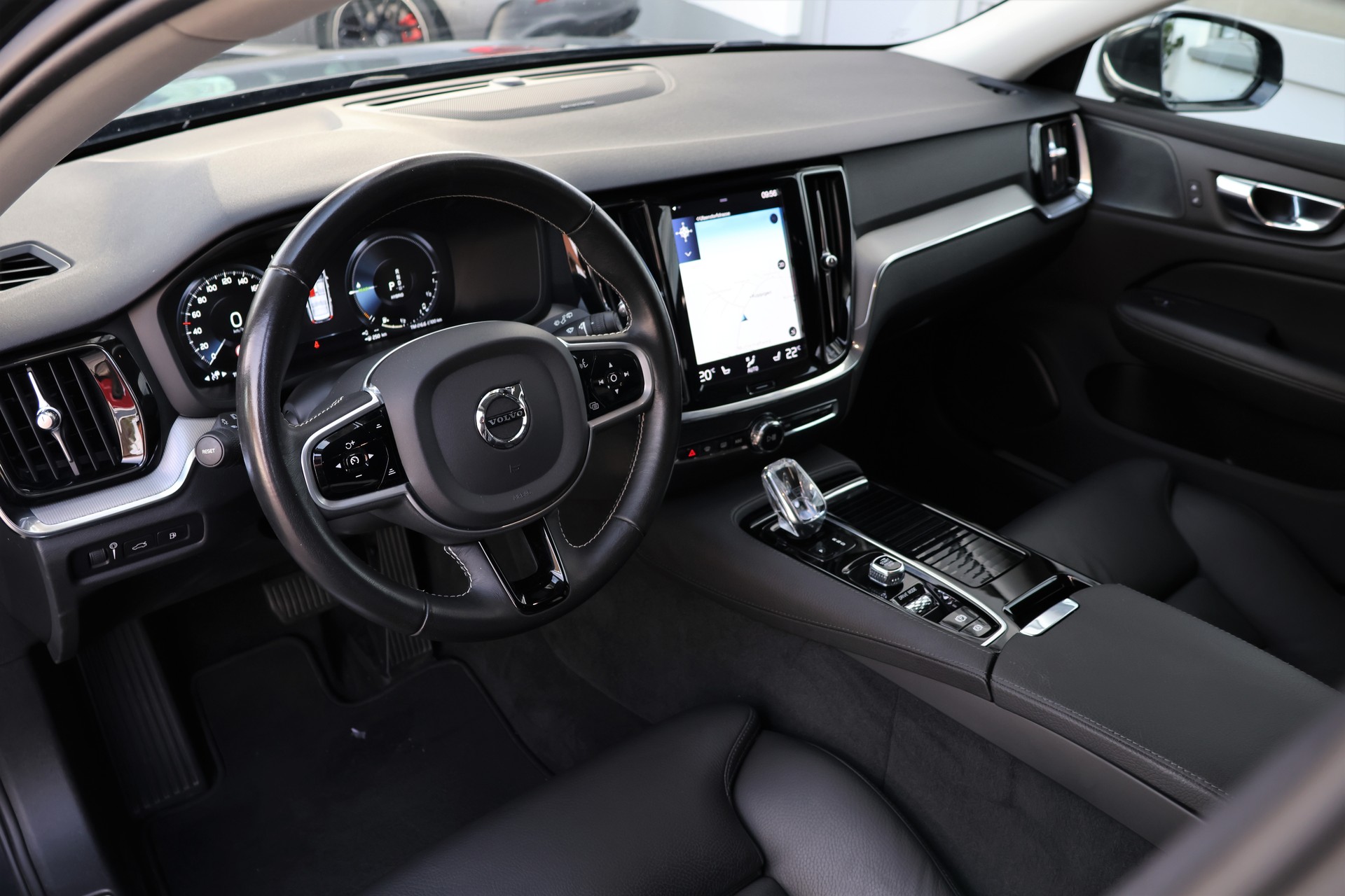 VOLVO V60 T6 eAWD Twin Engine Inscription Geartronic (CH) + 2.0T AHK-image-10