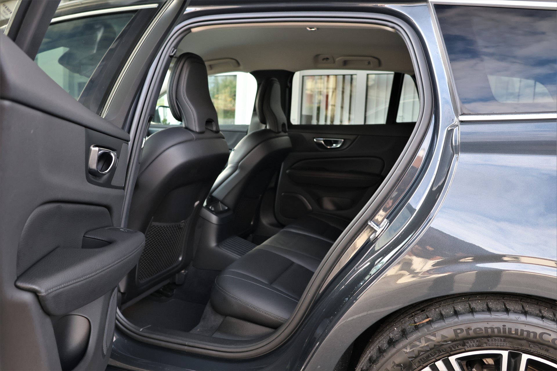 VOLVO V60 T6 eAWD Twin Engine Inscription Geartronic (CH) + 2.0T AHK-image-13
