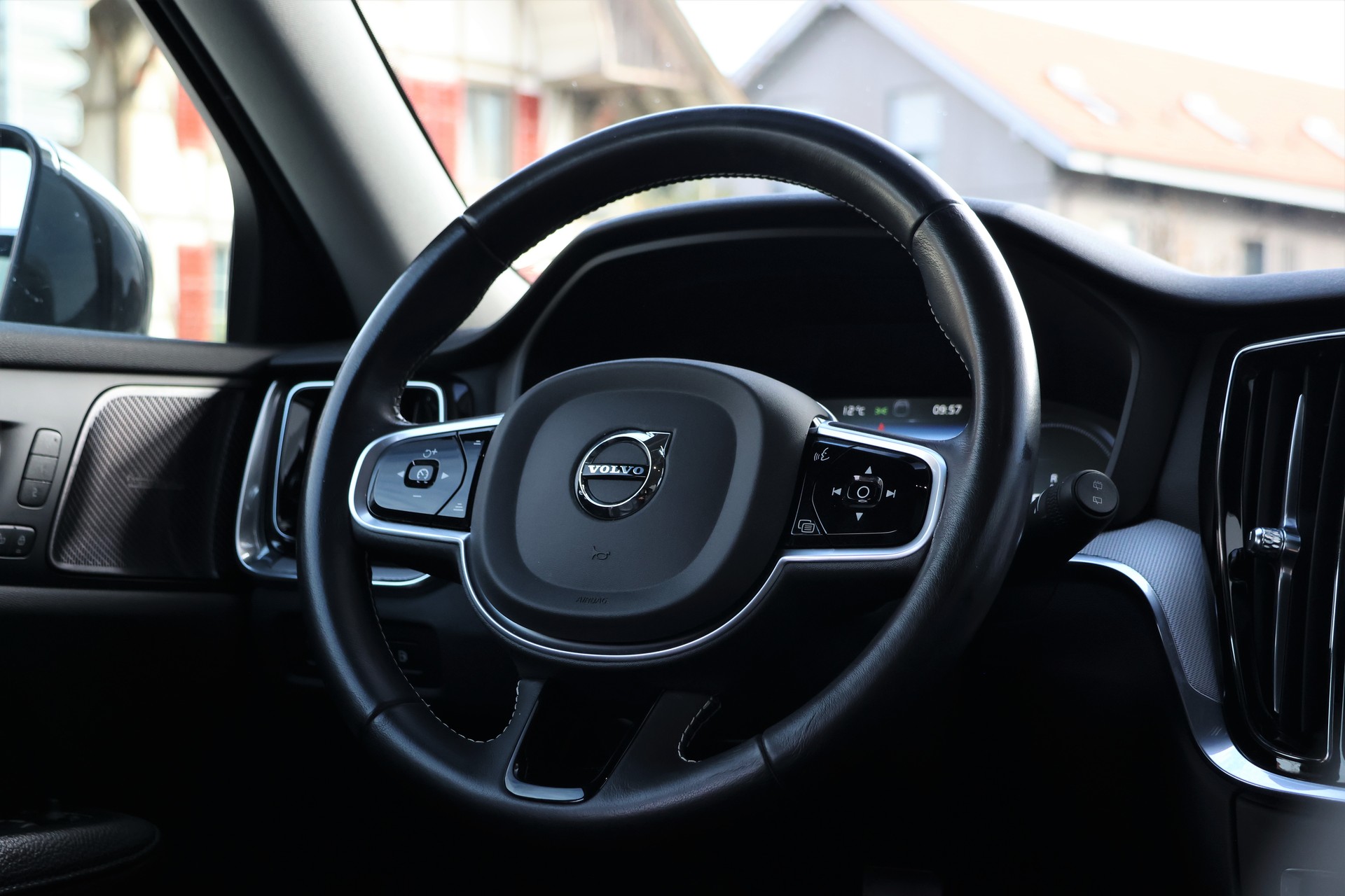 VOLVO V60 T6 eAWD Twin Engine Inscription Geartronic (CH) + 2.0T AHK-image-15