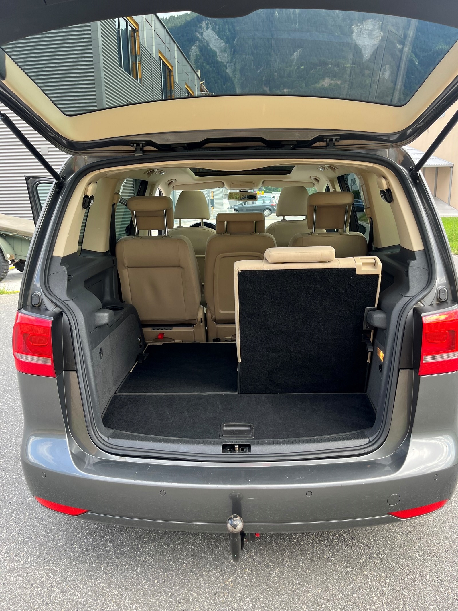 VW Touran 2.0 TDI Highline DSG-image-15