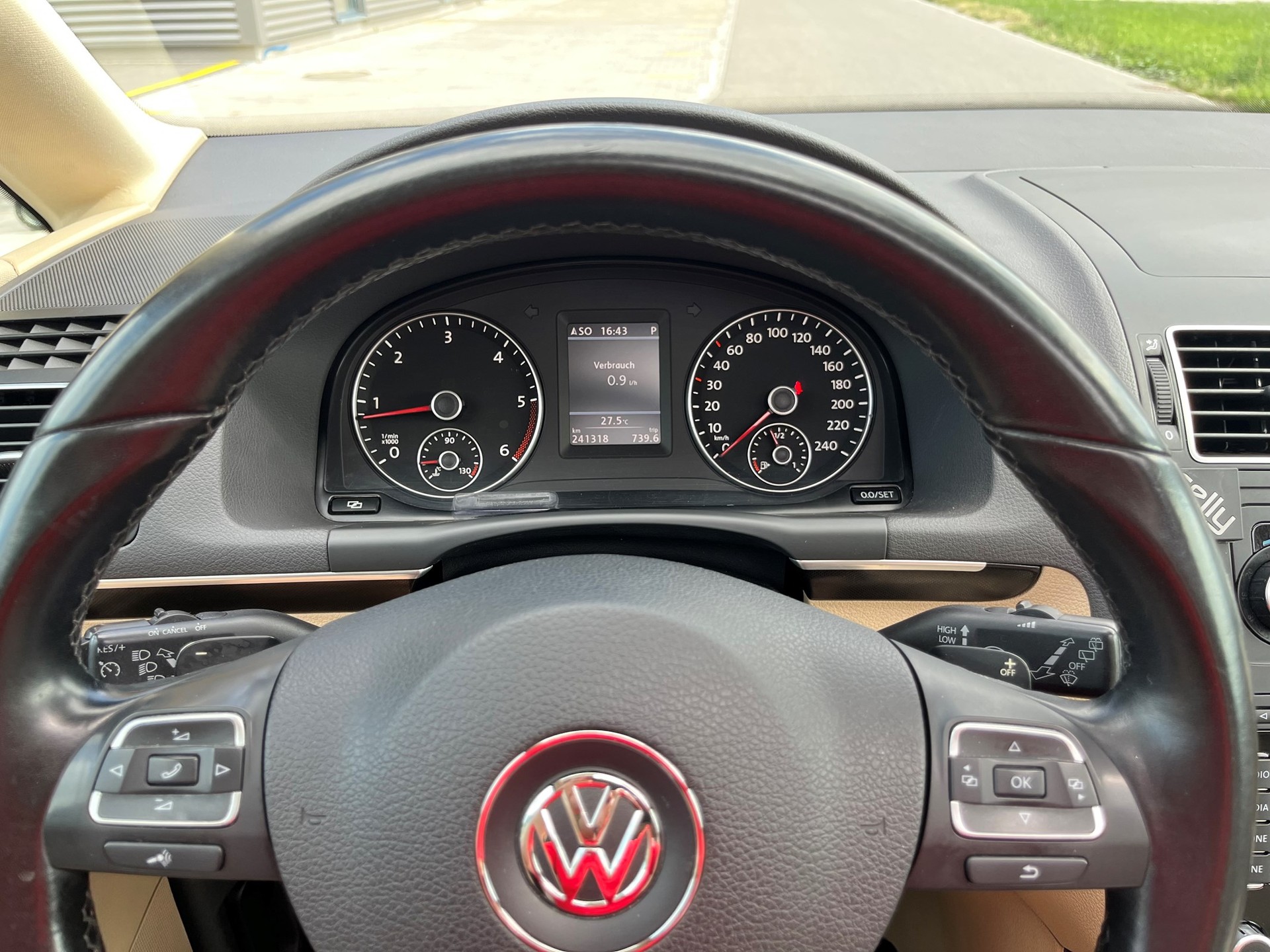 VW Touran 2.0 TDI Highline DSG-image-13