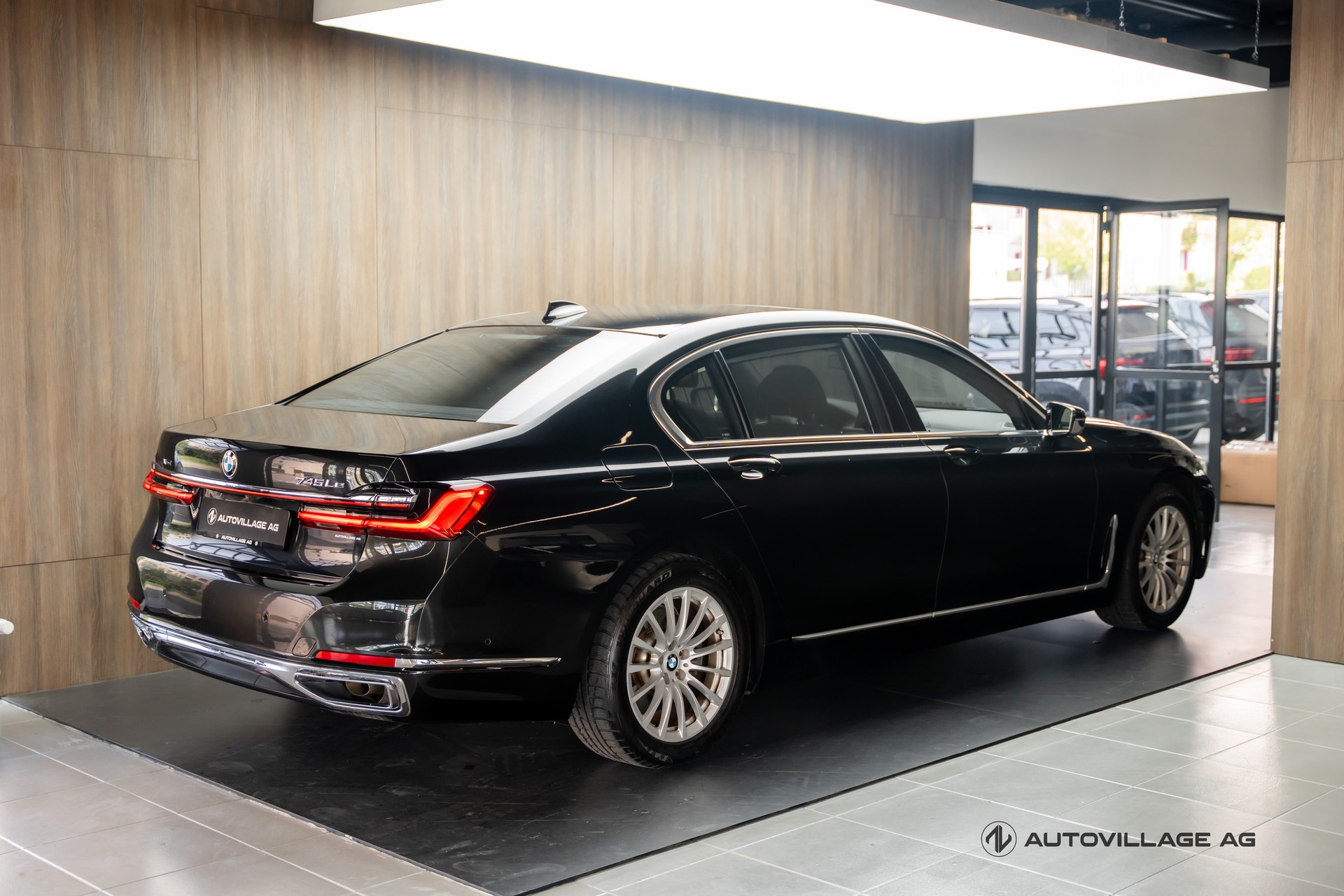 BMW 745Le xDrive Steptronic-showroom-element-1