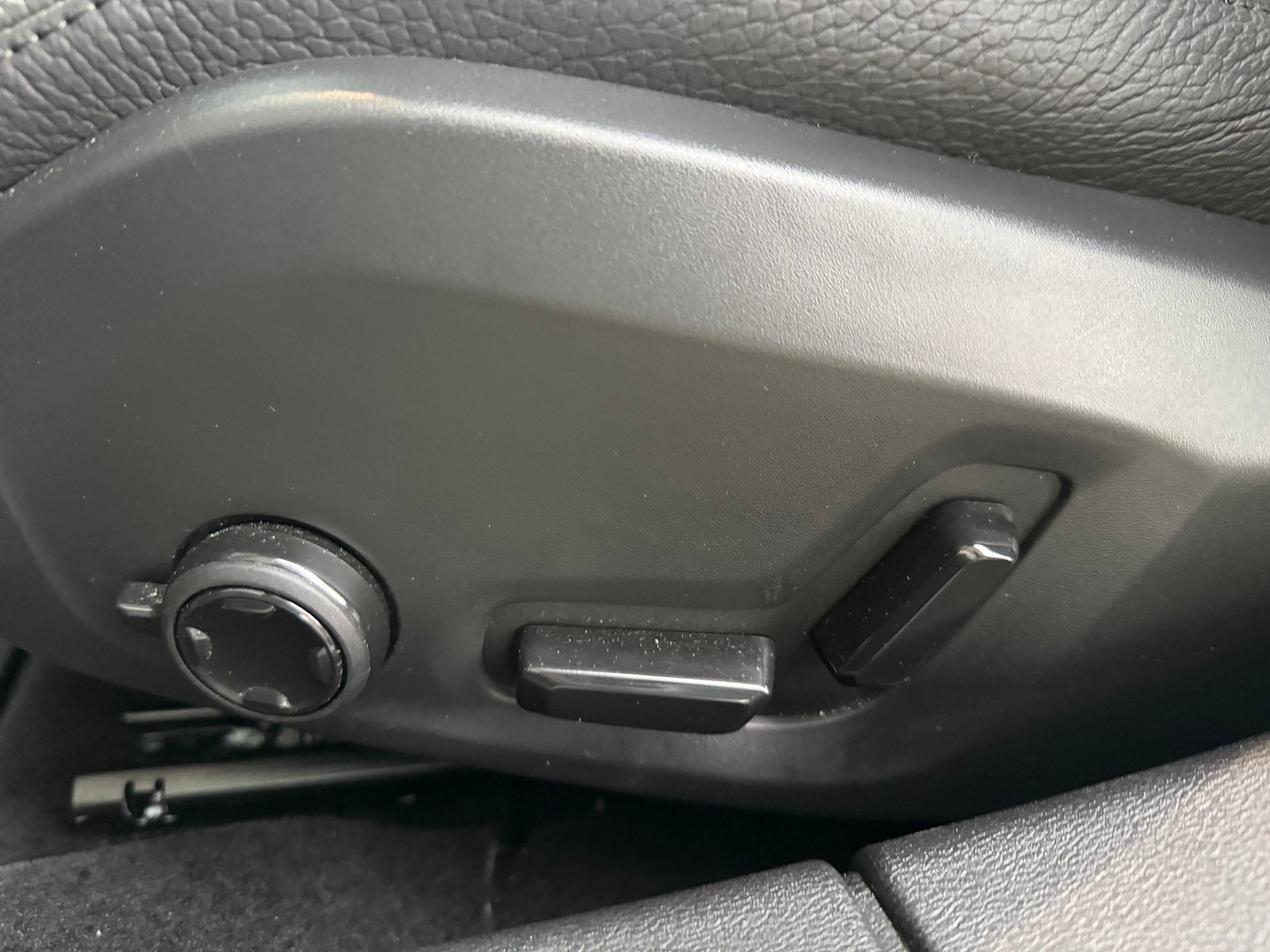 VOLVO V60 T6 eAWD Plus Dark Geartronic-image-4