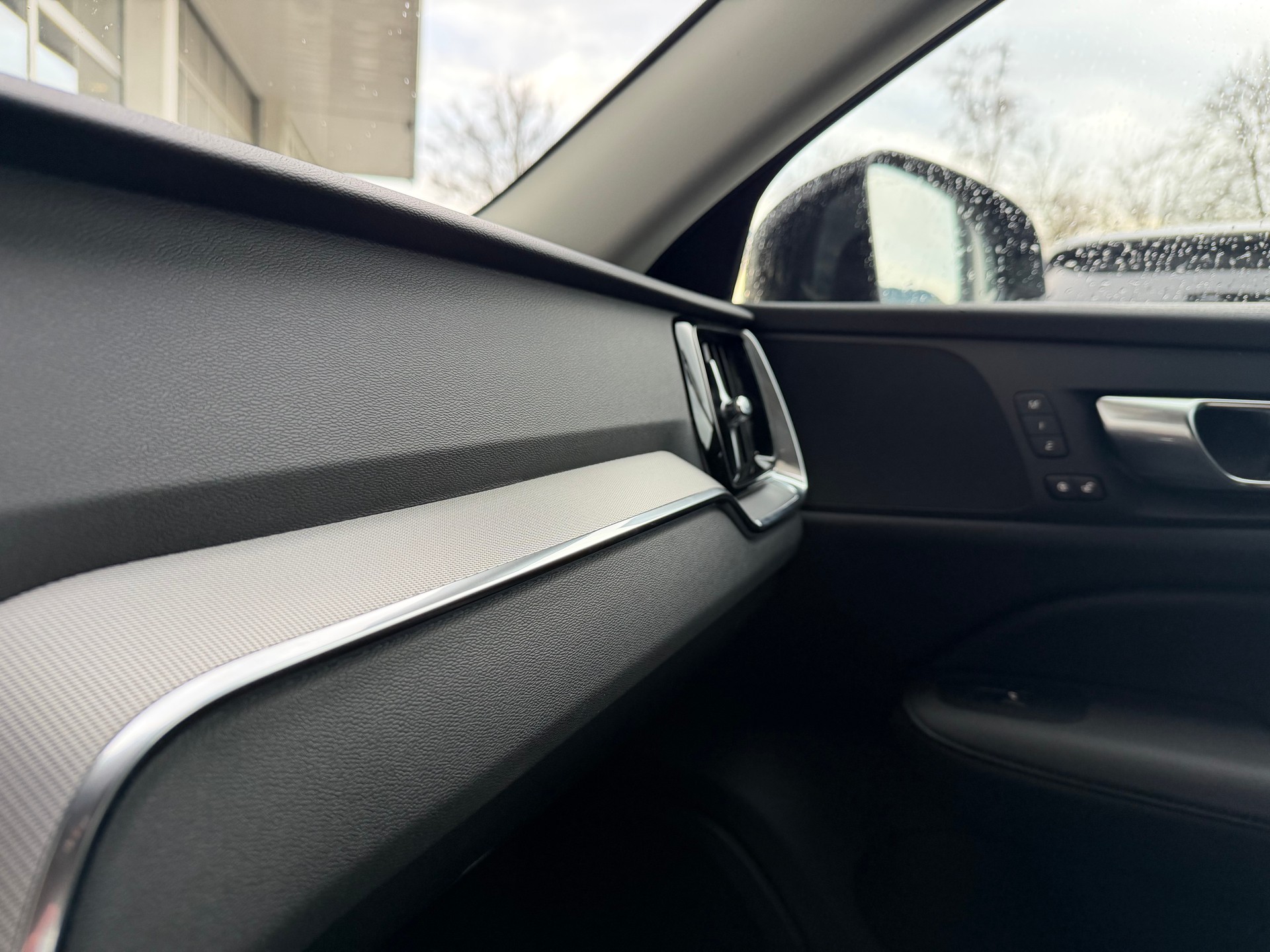 VOLVO V60 T6 eAWD Plus Dark Geartronic-image-11