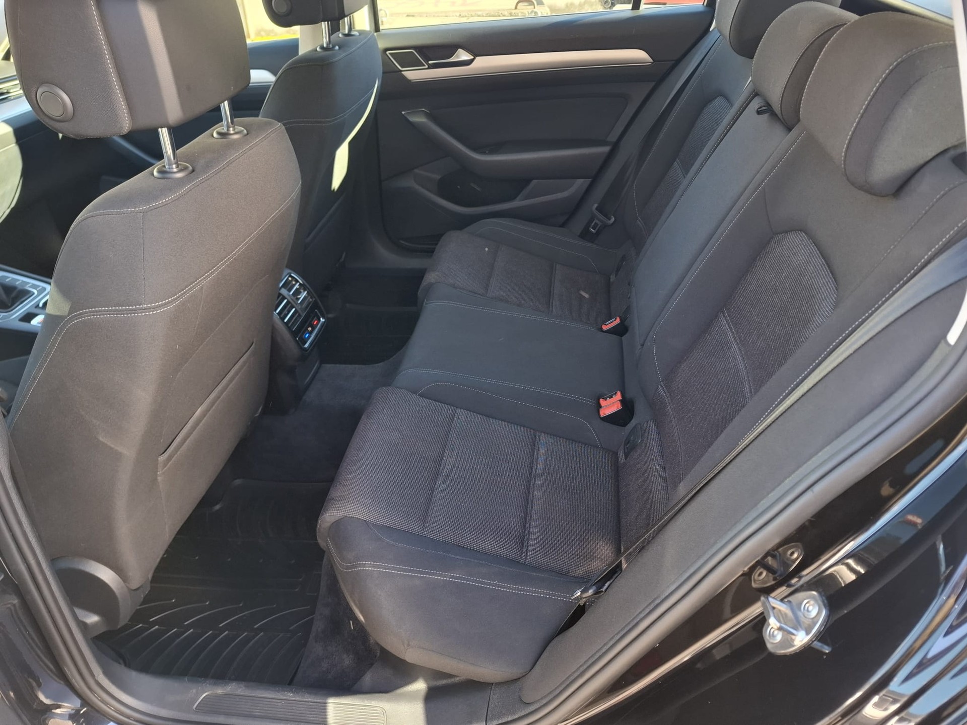 VW Passat Variant 2.0 TDI SCR BMT Comfortline 4Motion-image-10