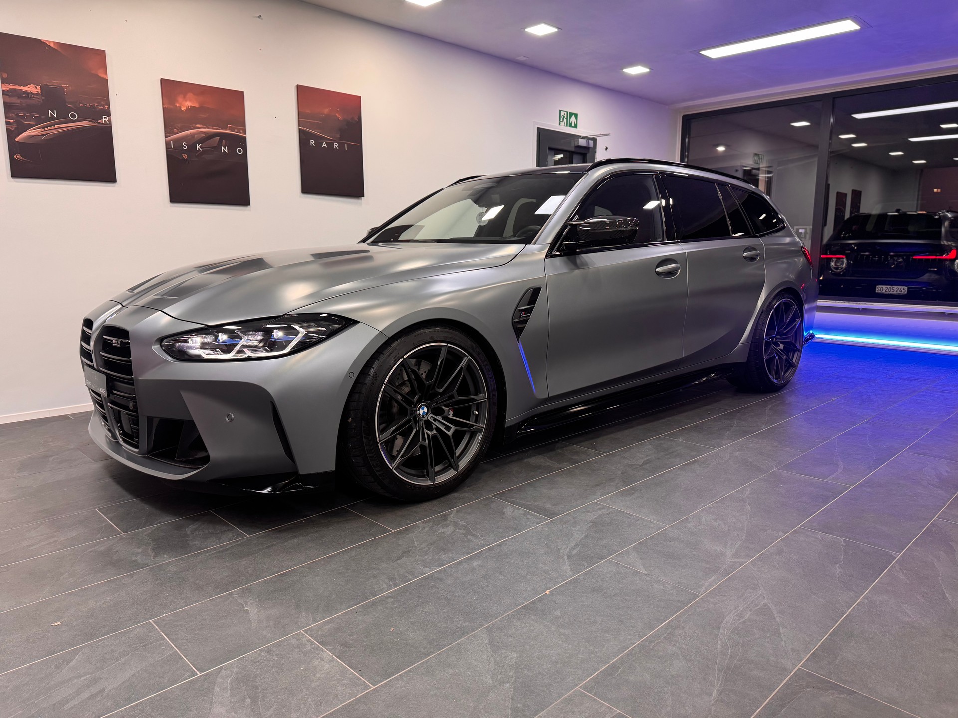 BMW M3 Touring xDrive Competition M *CH-Fahrzeug / Carbon Exterieur / KW-Gewindefedern / Frozen Pure Grey Mattlackierung*
