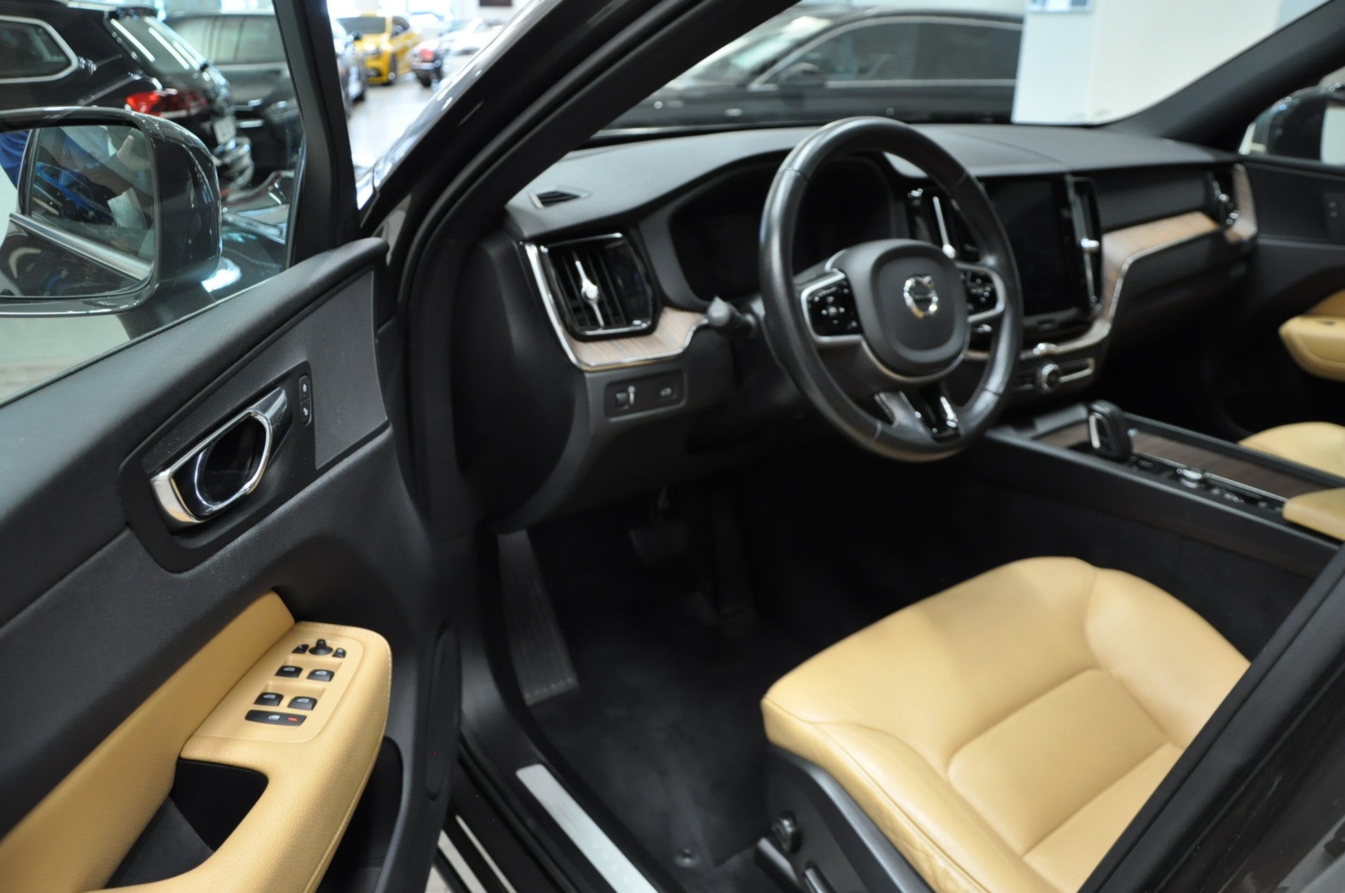 VOLVO XC60 B4 Diesel Mild Hybrid AWD Inscription Geartronic-image-10
