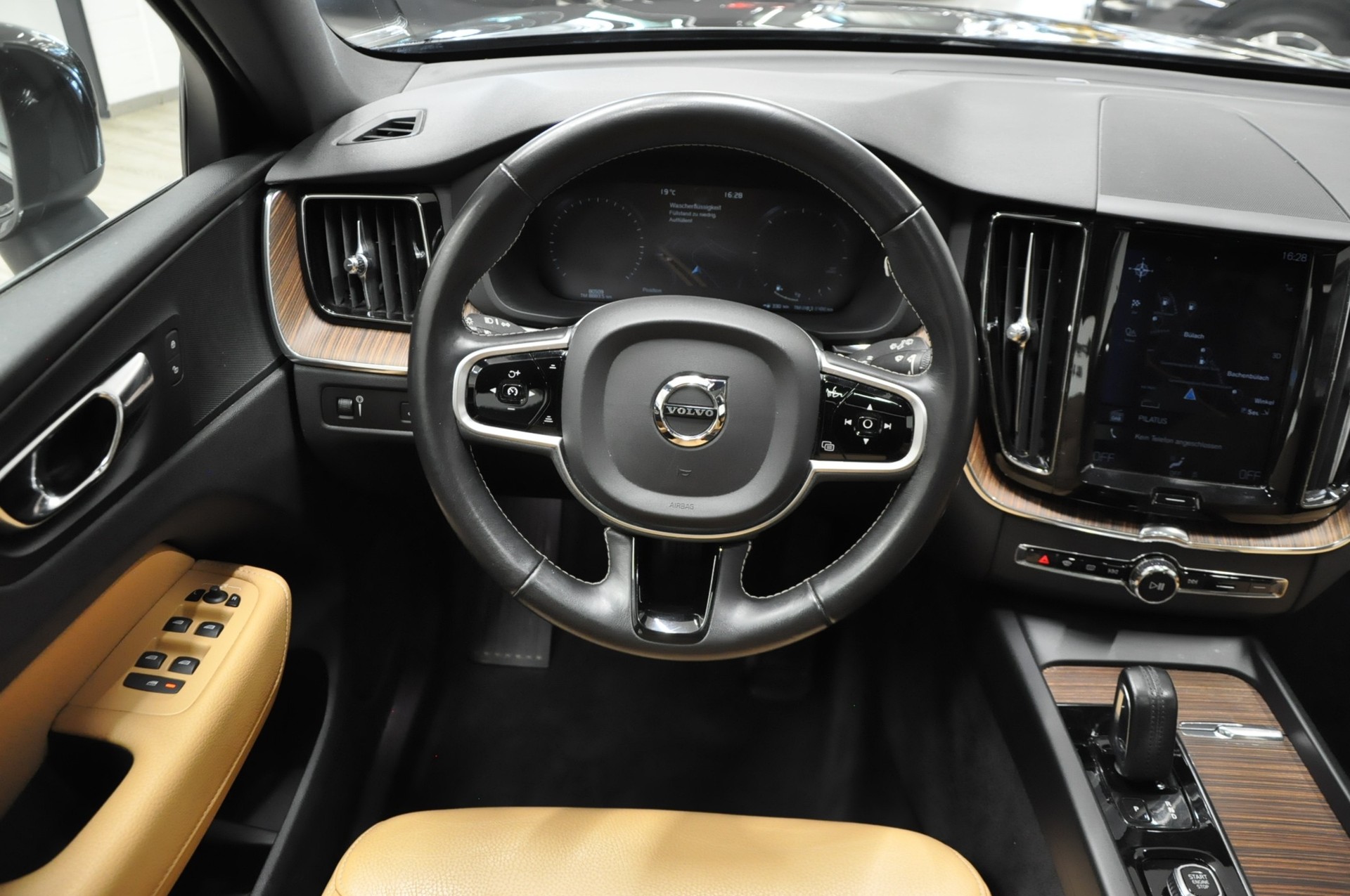 VOLVO XC60 B4 Diesel Mild Hybrid AWD Inscription Geartronic-image-18