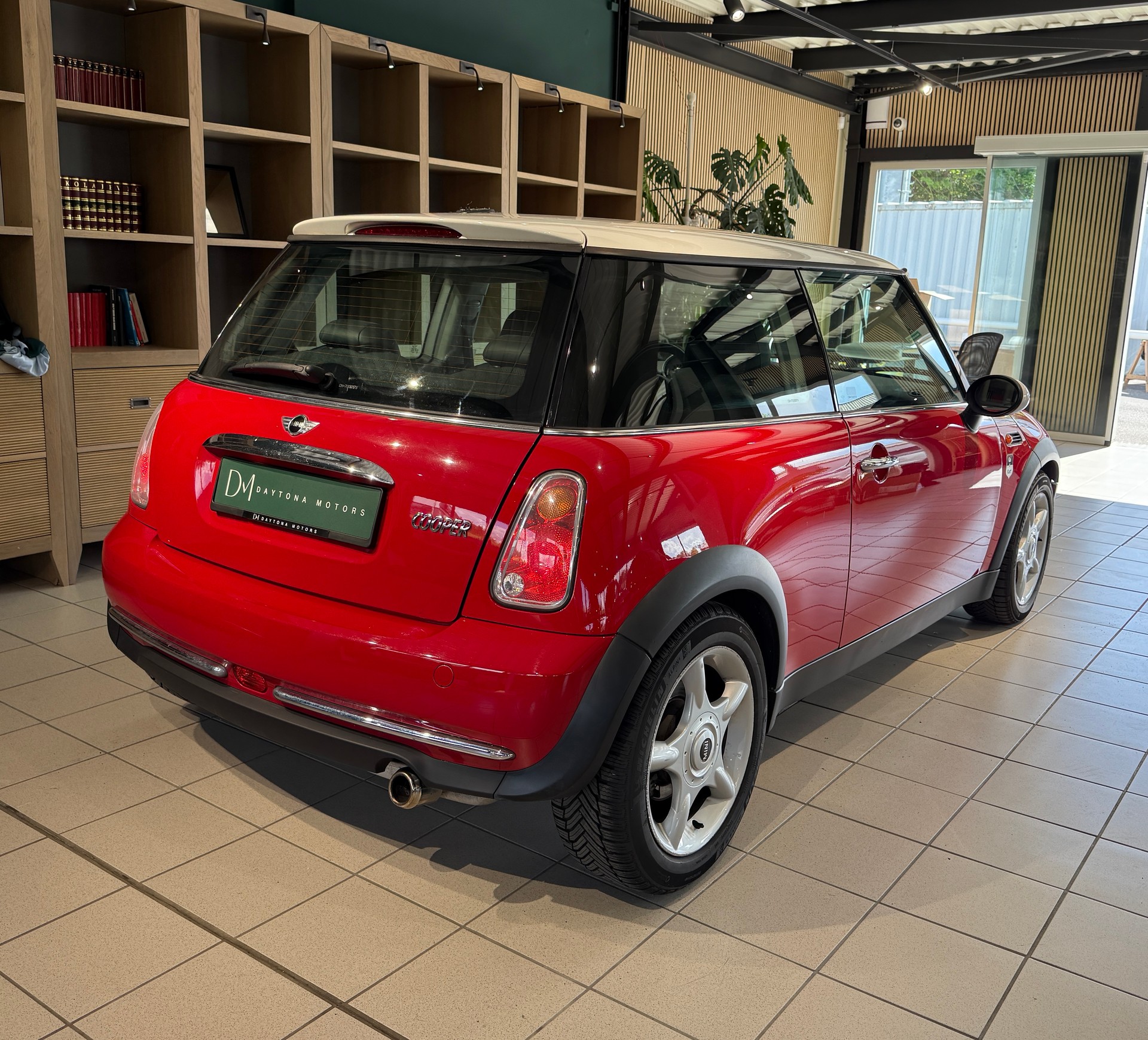 MINI Cooper-showroom-element-3