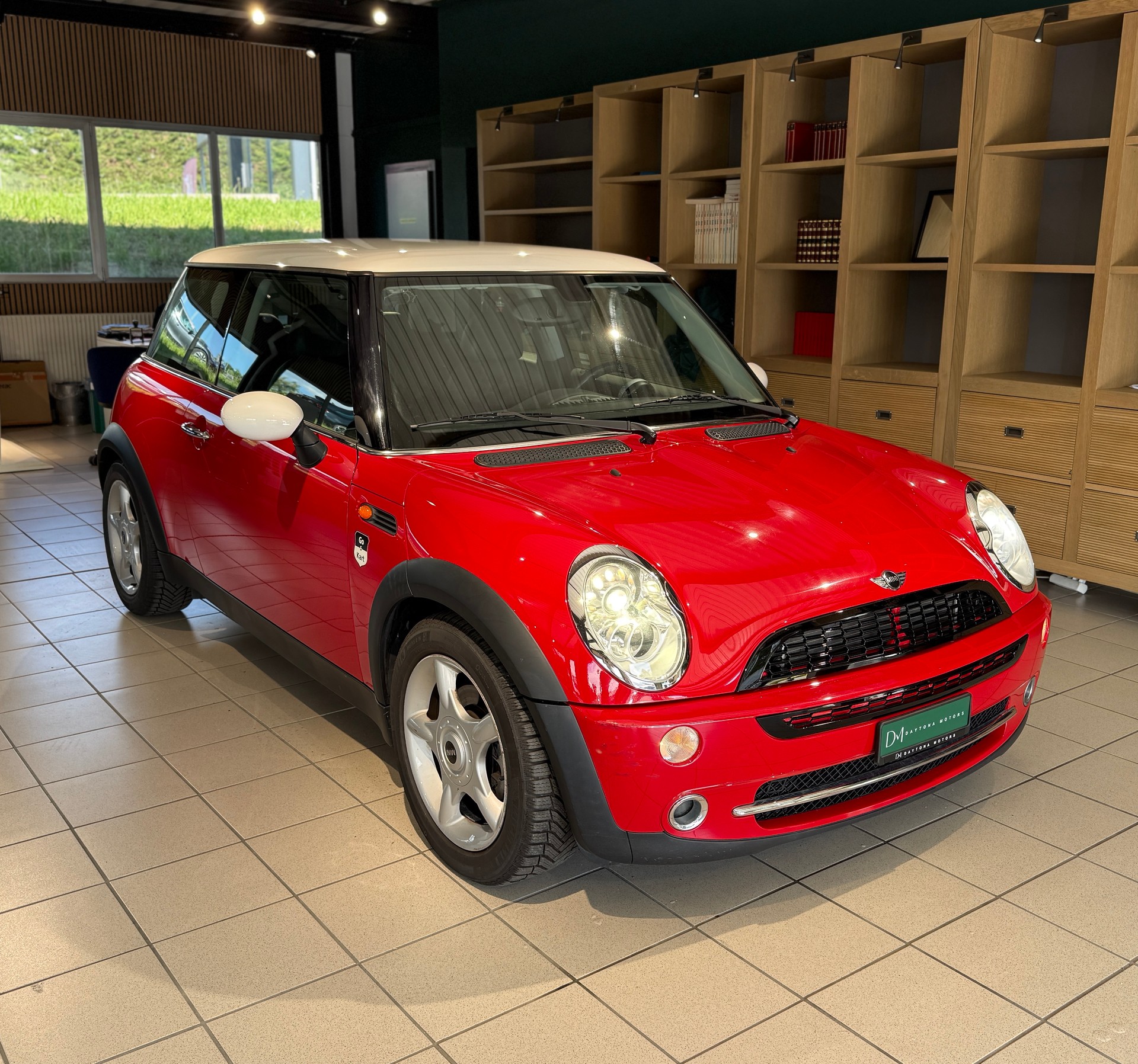 MINI Cooper-showroom-element-2