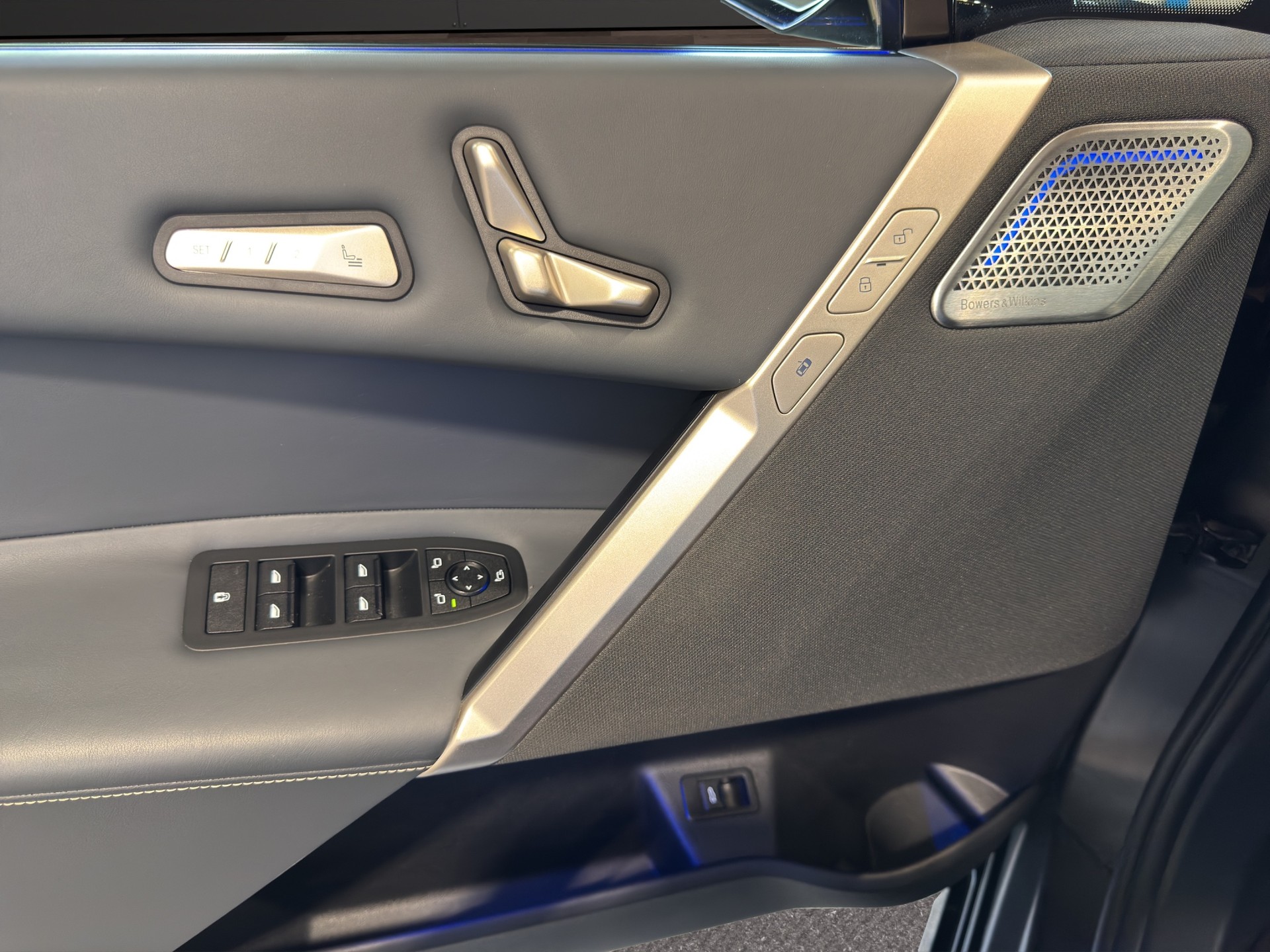BMW iX M60-image-12