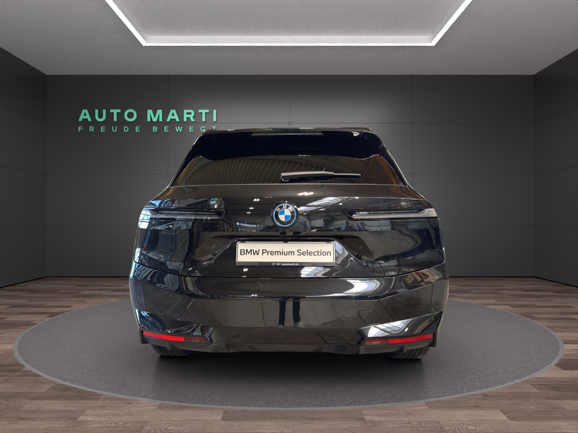 BMW iX M60-showroom-element-3
