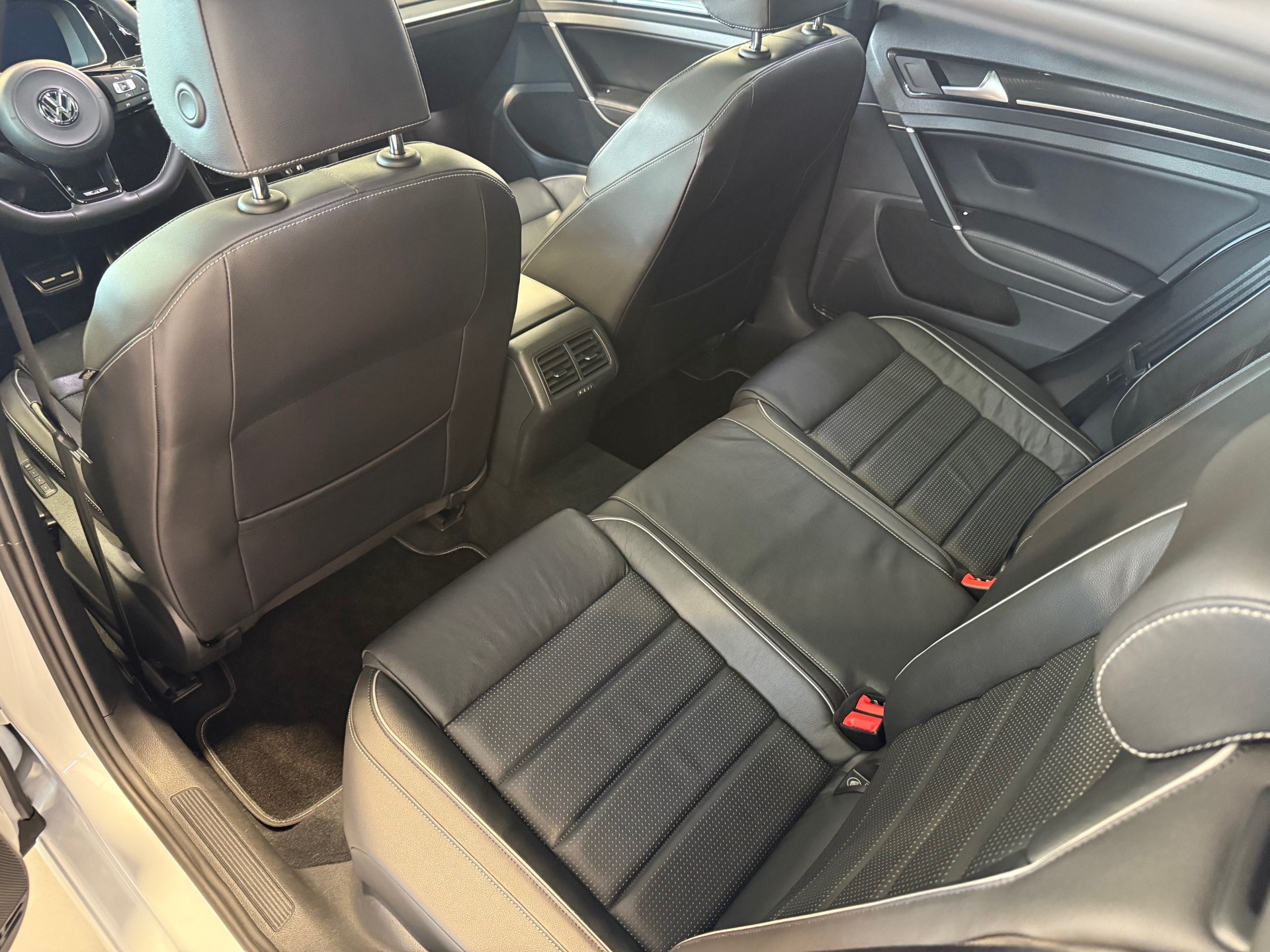 VW Golf Variant 2.0 TSI R 4Motion DSG-image-15