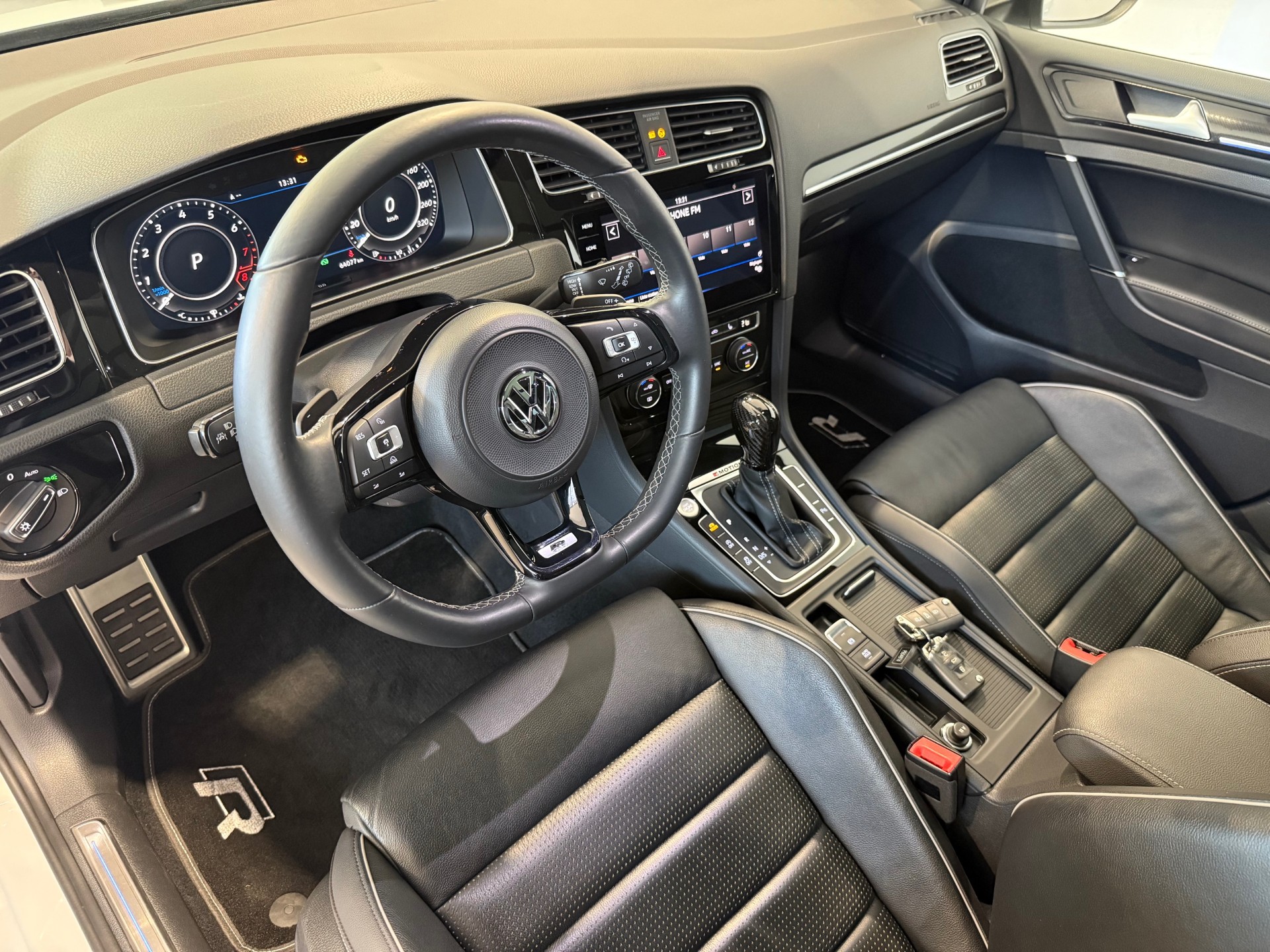 VW Golf Variant 2.0 TSI R 4Motion DSG-image-10