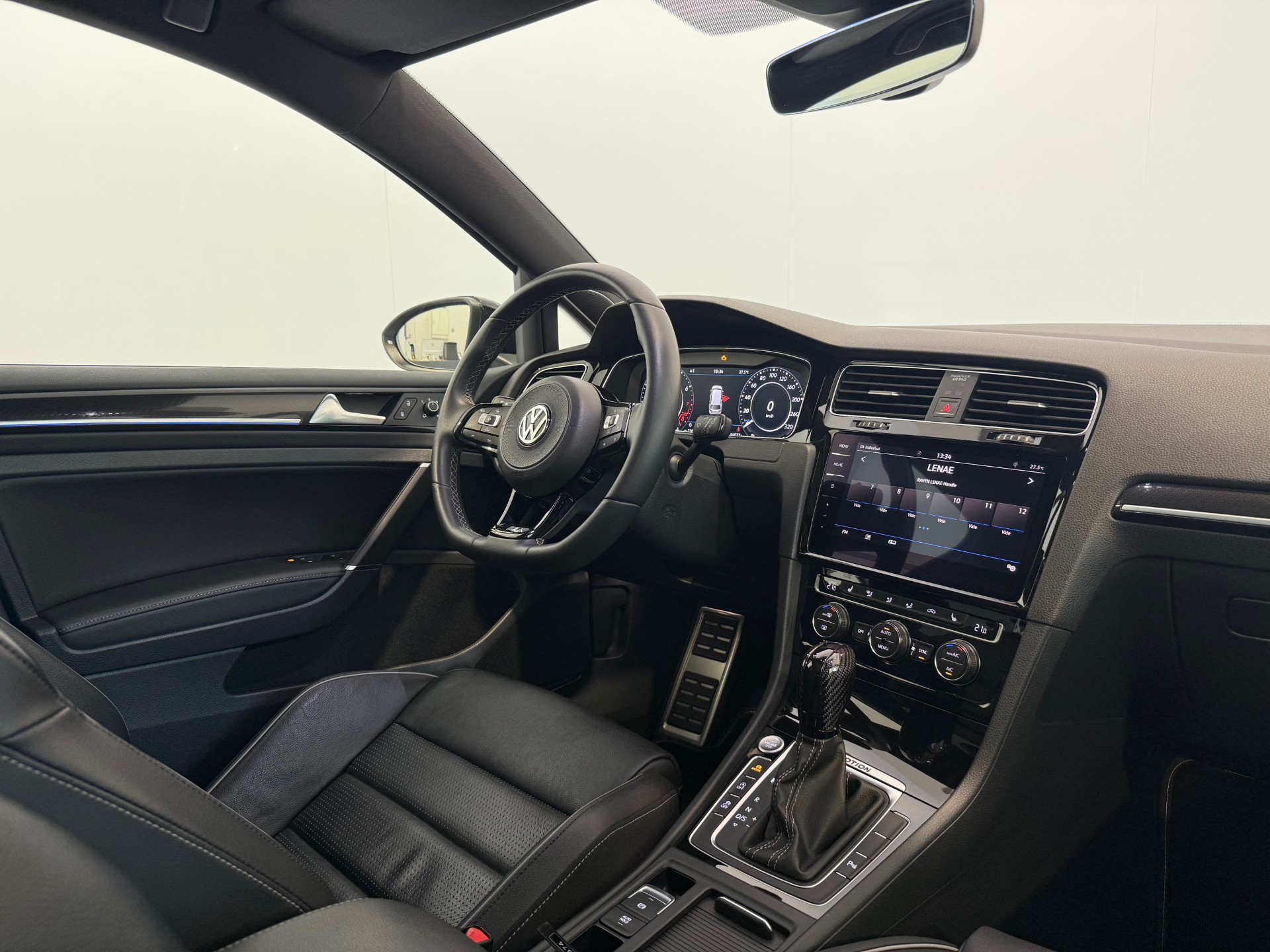 VW Golf Variant 2.0 TSI R 4Motion DSG-image-11