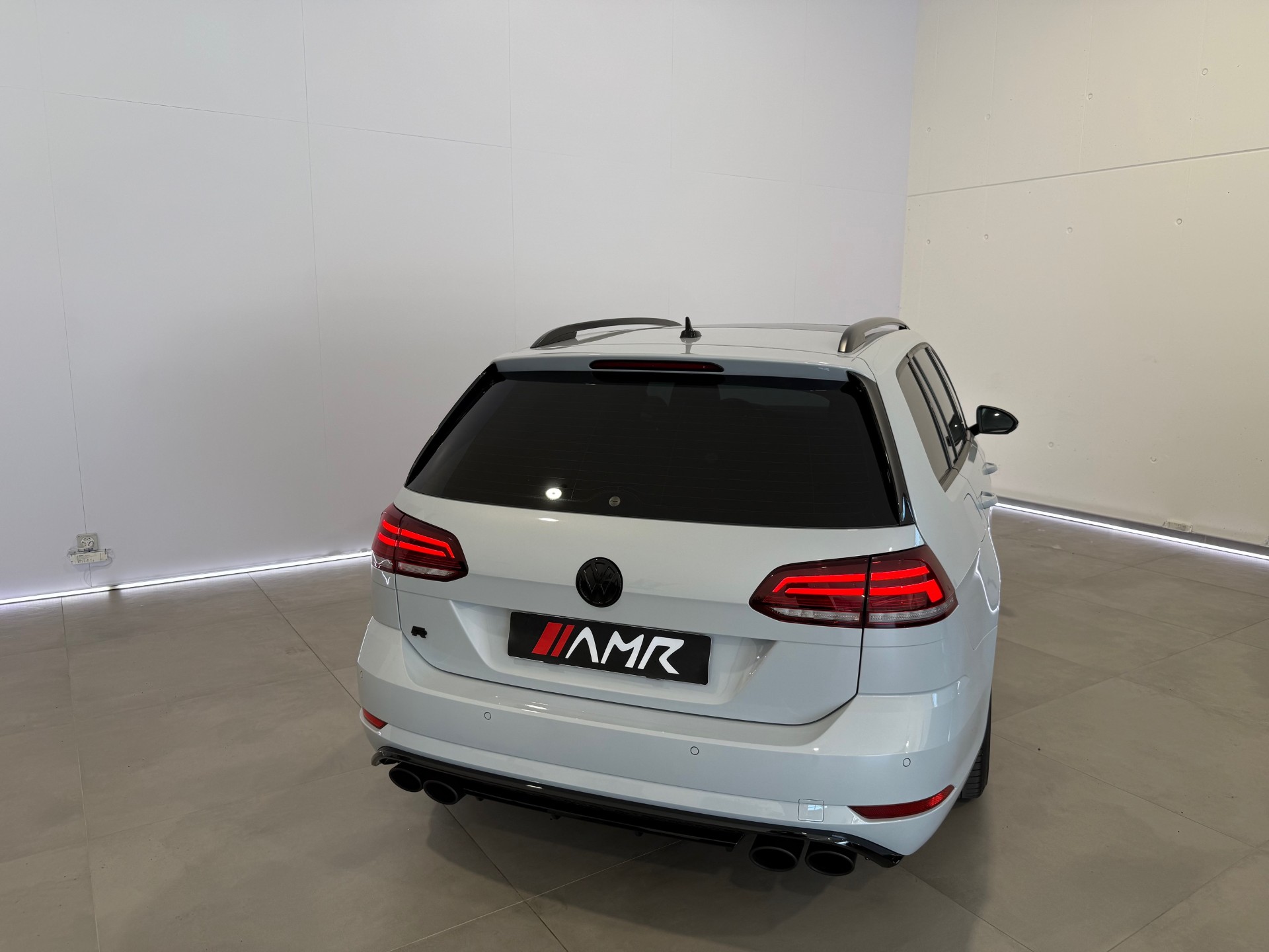 VW Golf Variant 2.0 TSI R 4Motion DSG-image-8