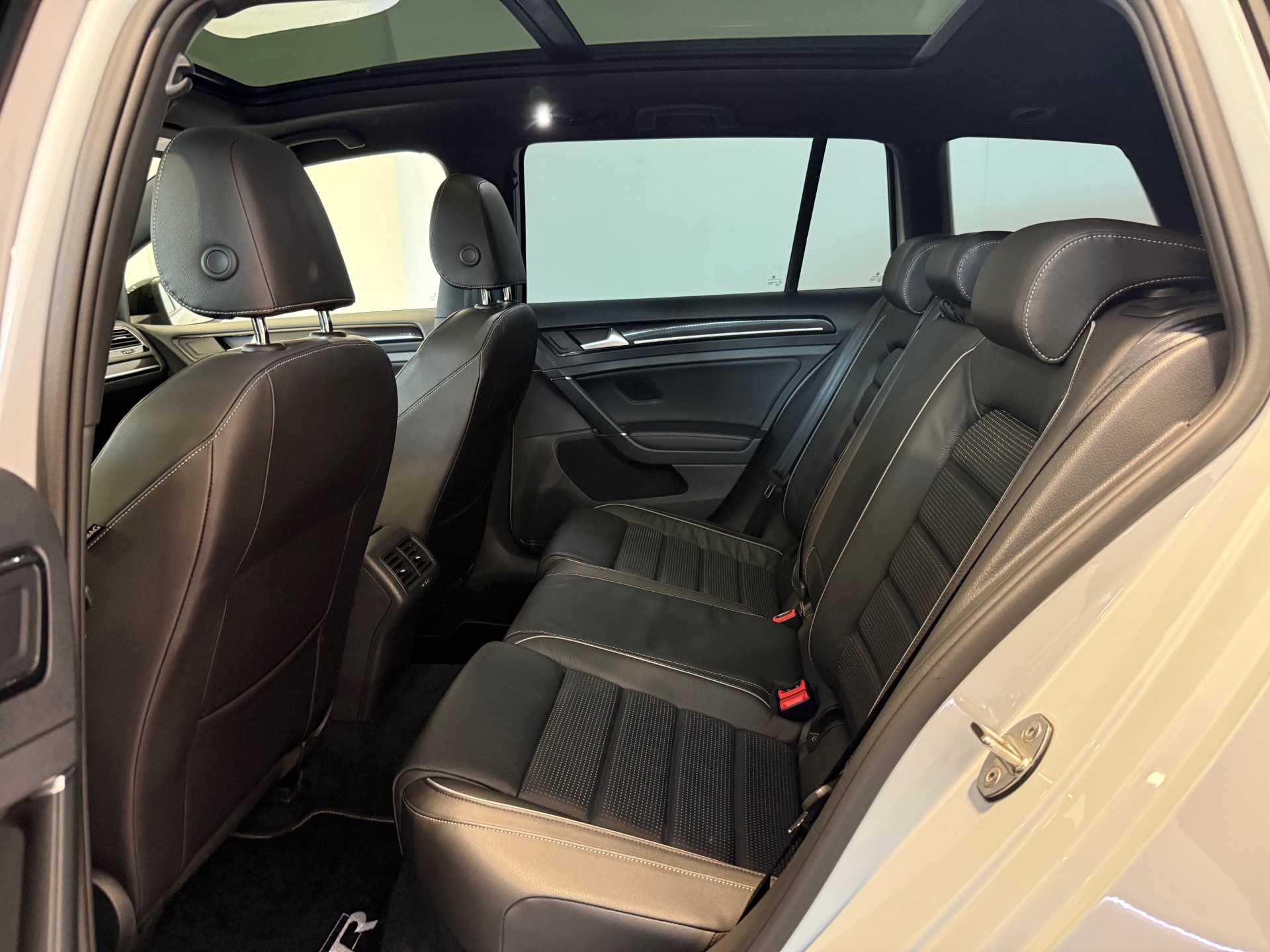 VW Golf Variant 2.0 TSI R 4Motion DSG-image-14