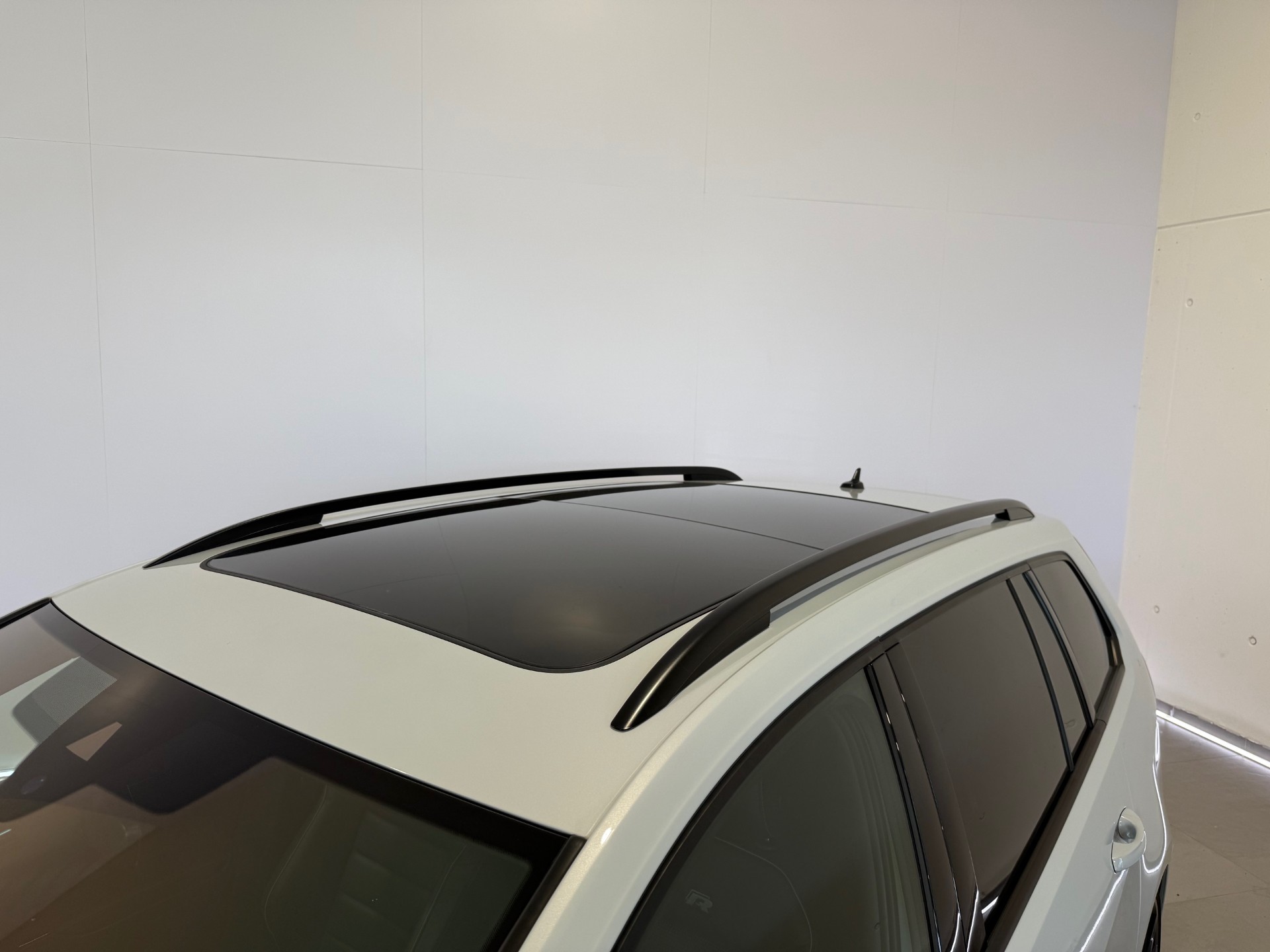 VW Golf Variant 2.0 TSI R 4Motion DSG-image-3