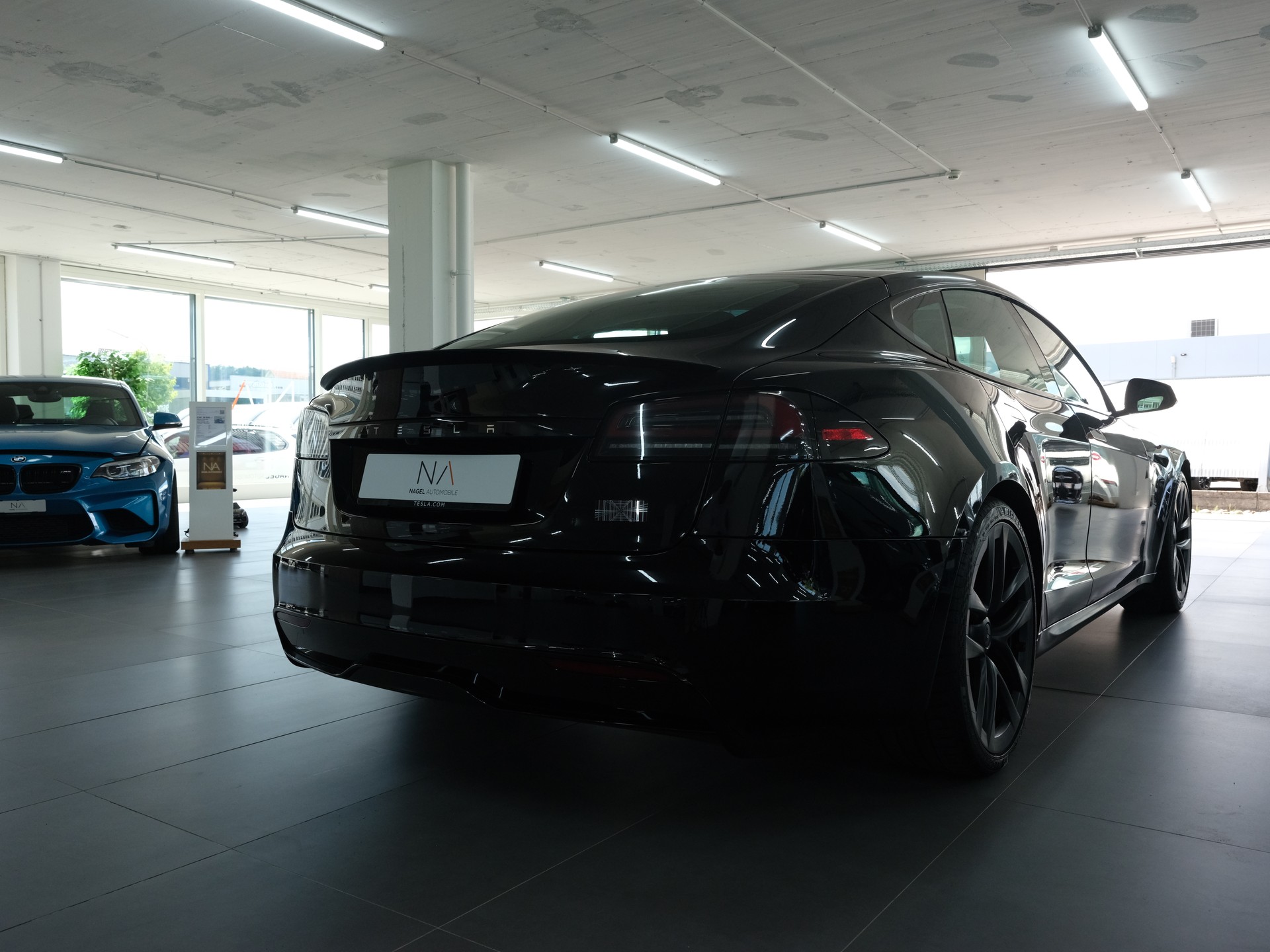 TESLA Model S 100 kWh Plaid-showroom-element-3