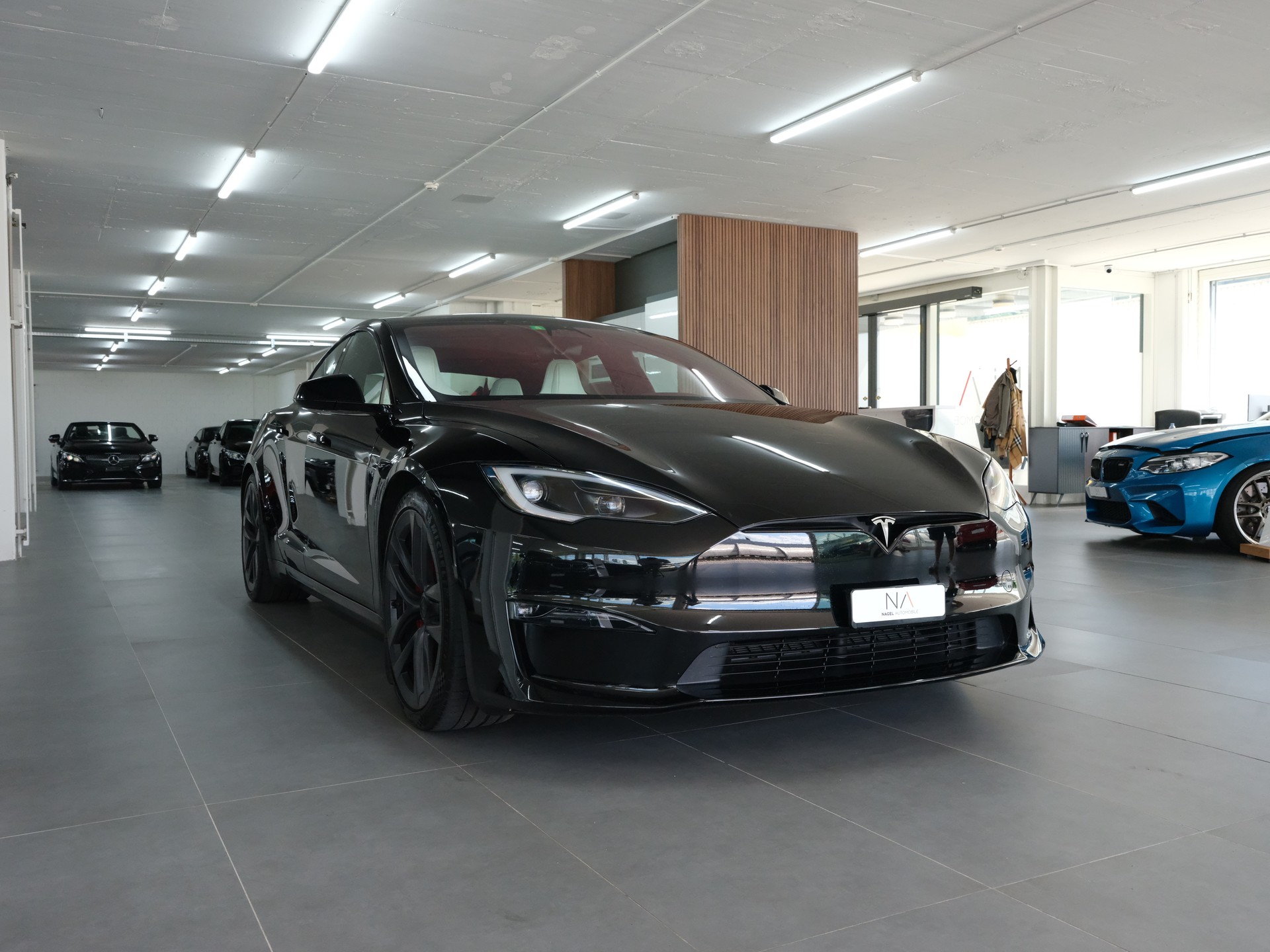 TESLA Model S 100 kWh Plaid-showroom-element-2