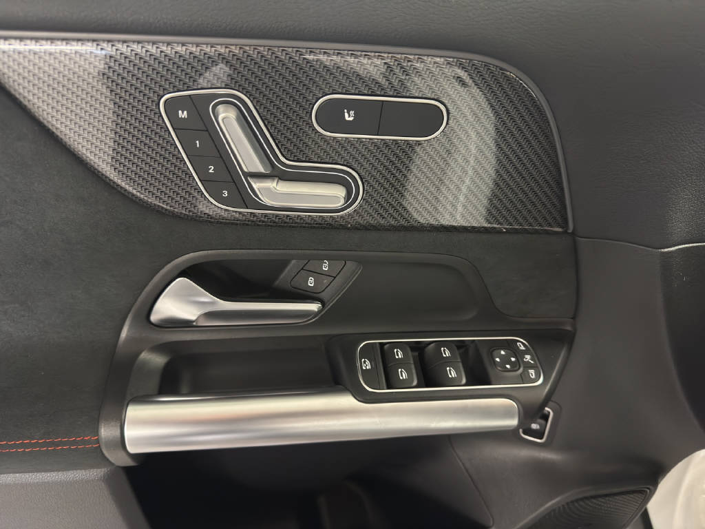 MERCEDES-BENZ GLA 220 AMG Line 4Matic-image-5