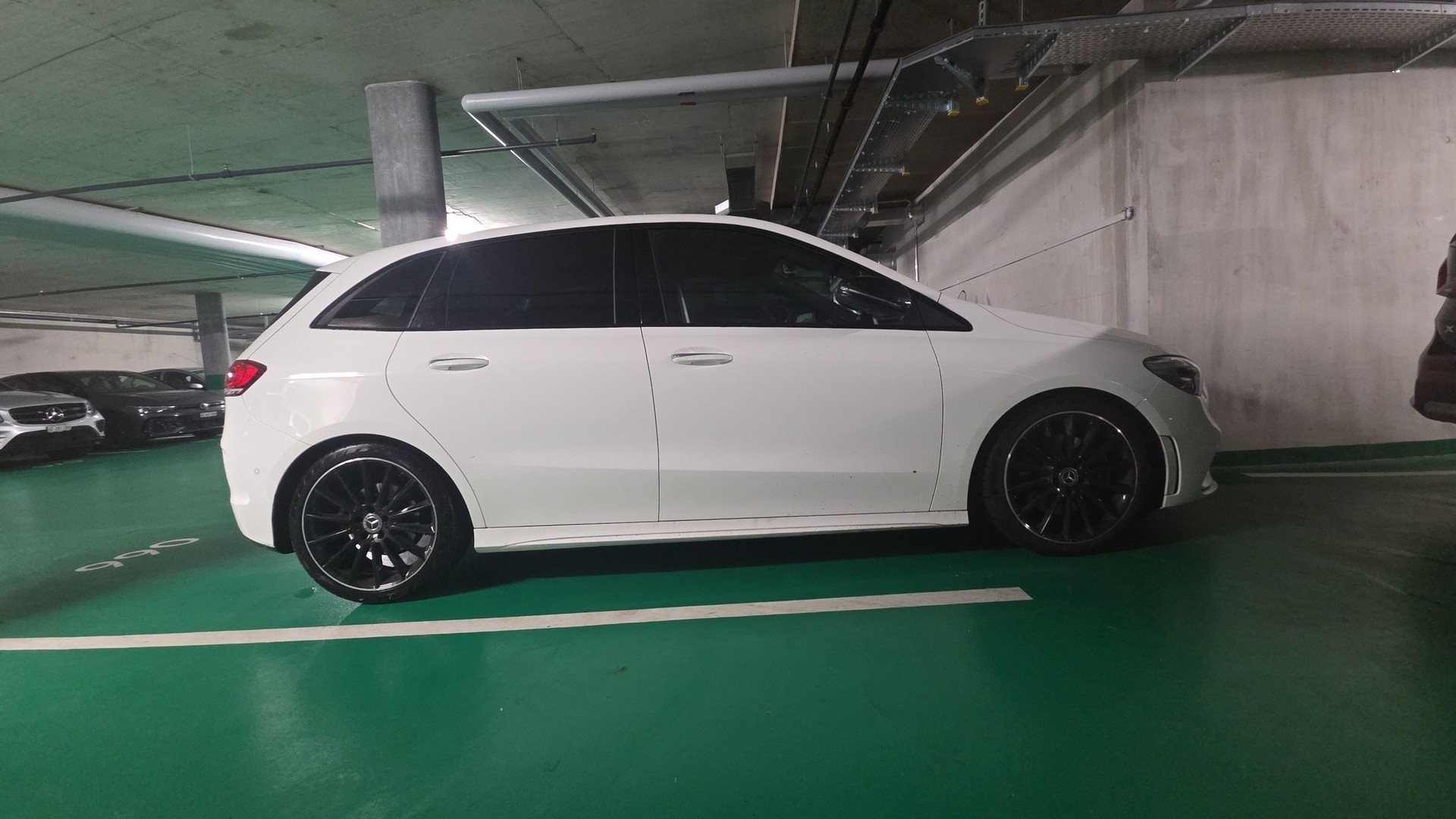 MERCEDES-BENZ B 220 d AMG Line-image-2