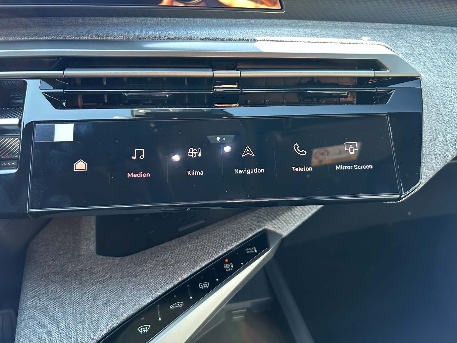 PEUGEOT 5008 1.2 Hybrid Allure Premium-image-10