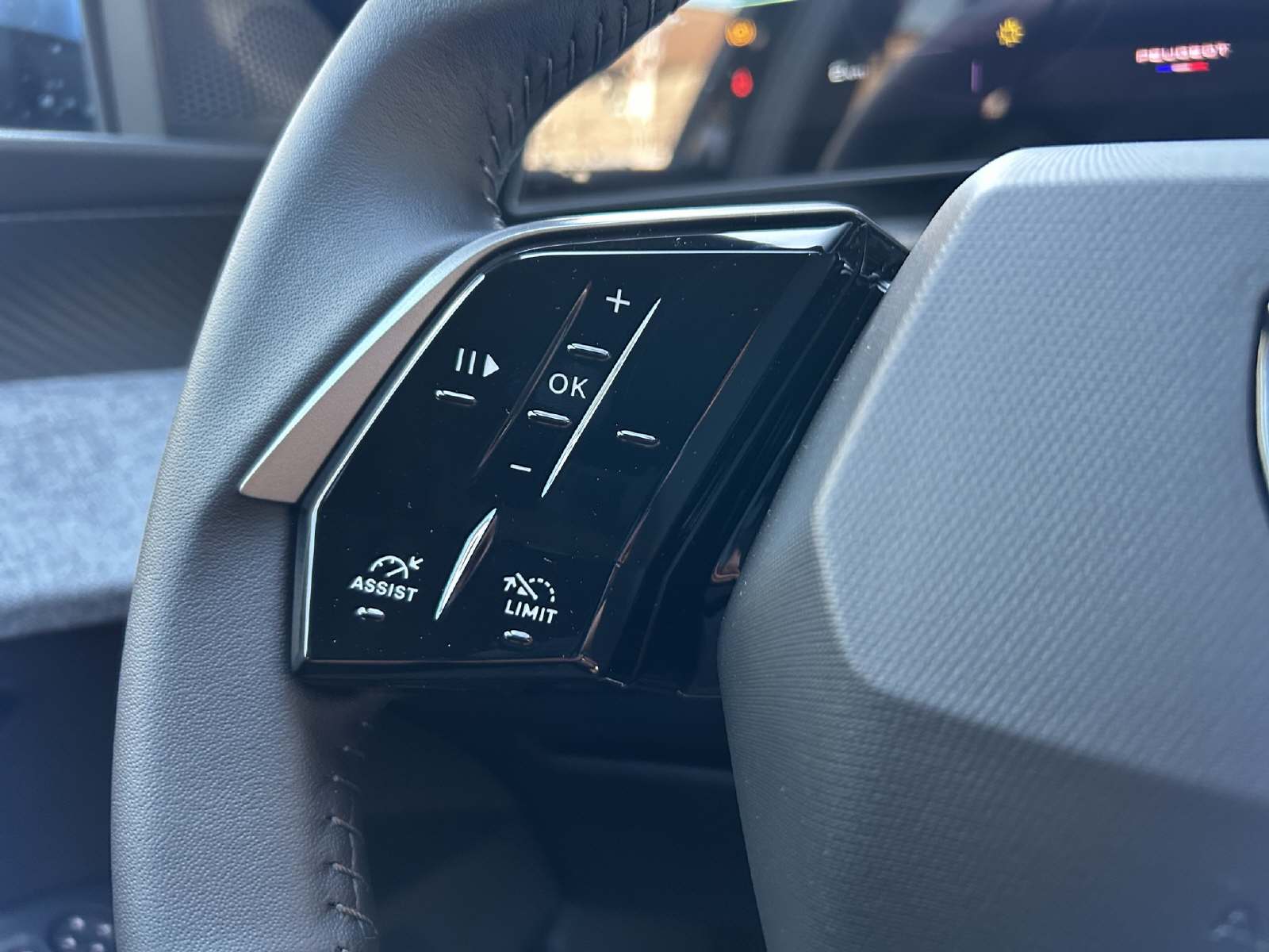 PEUGEOT 5008 1.2 Hybrid Allure Premium-image-9