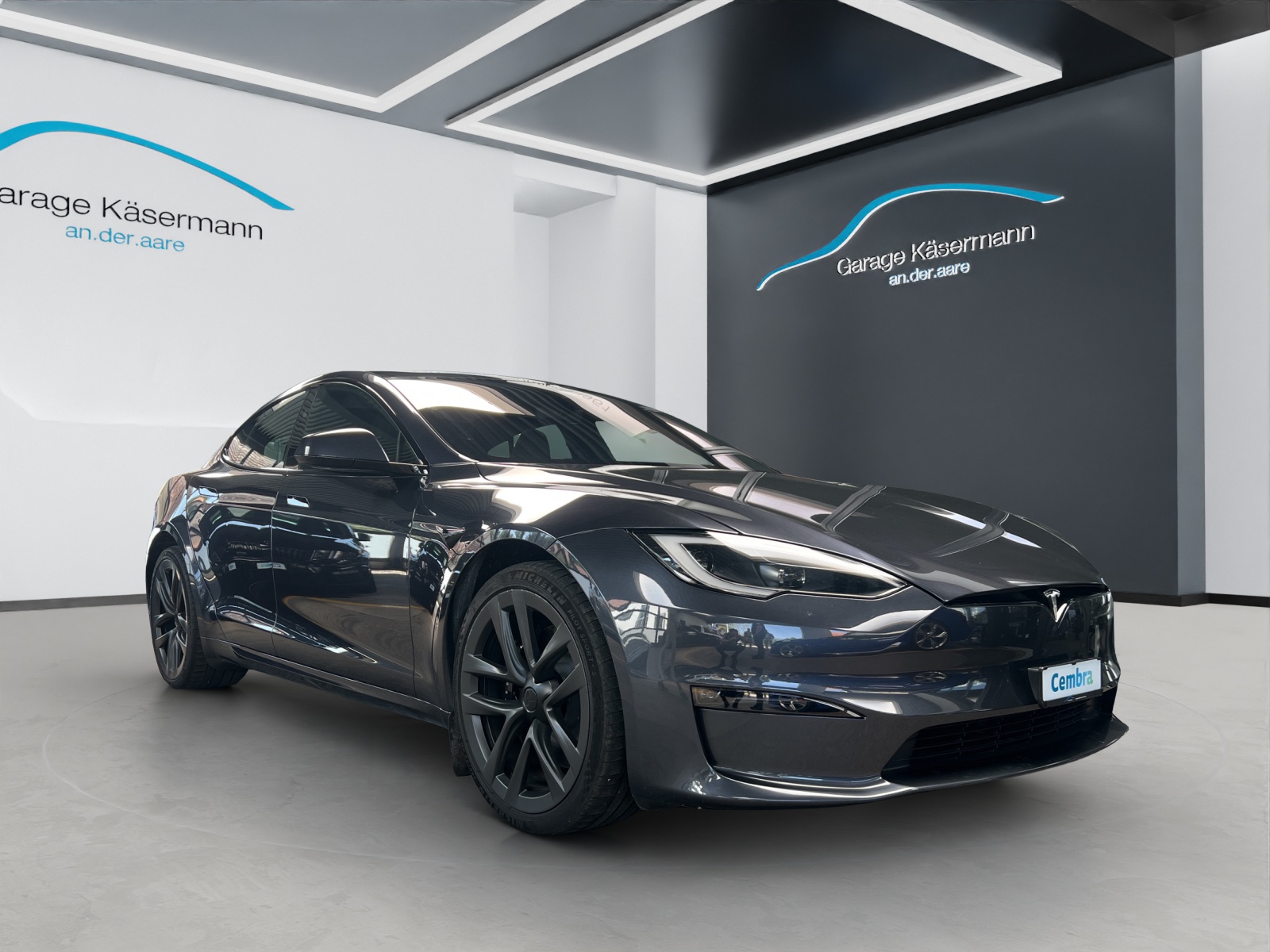 TESLA Model S-showroom-element-2