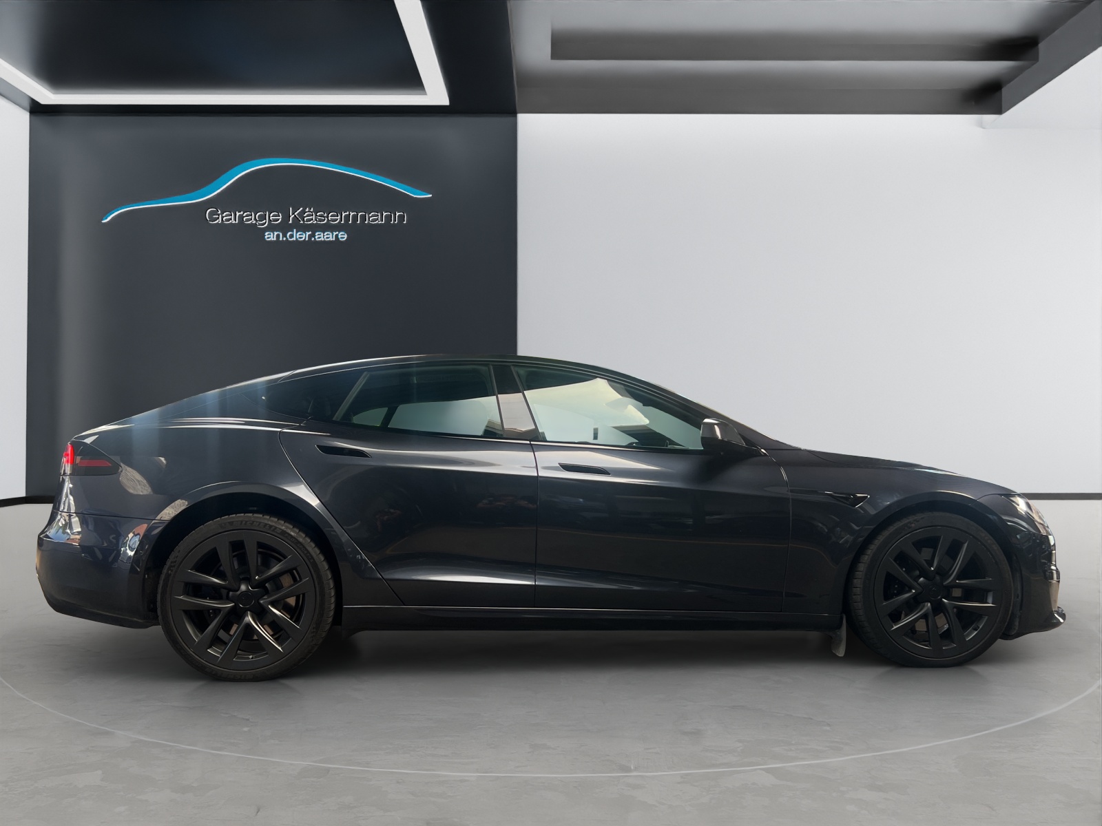 TESLA Model S-showroom-element-3