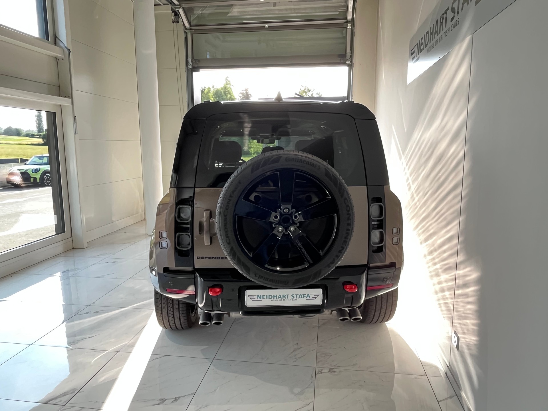 LAND ROVER Defender 110 425 V8 5.0 X AT8-showroom-element-3