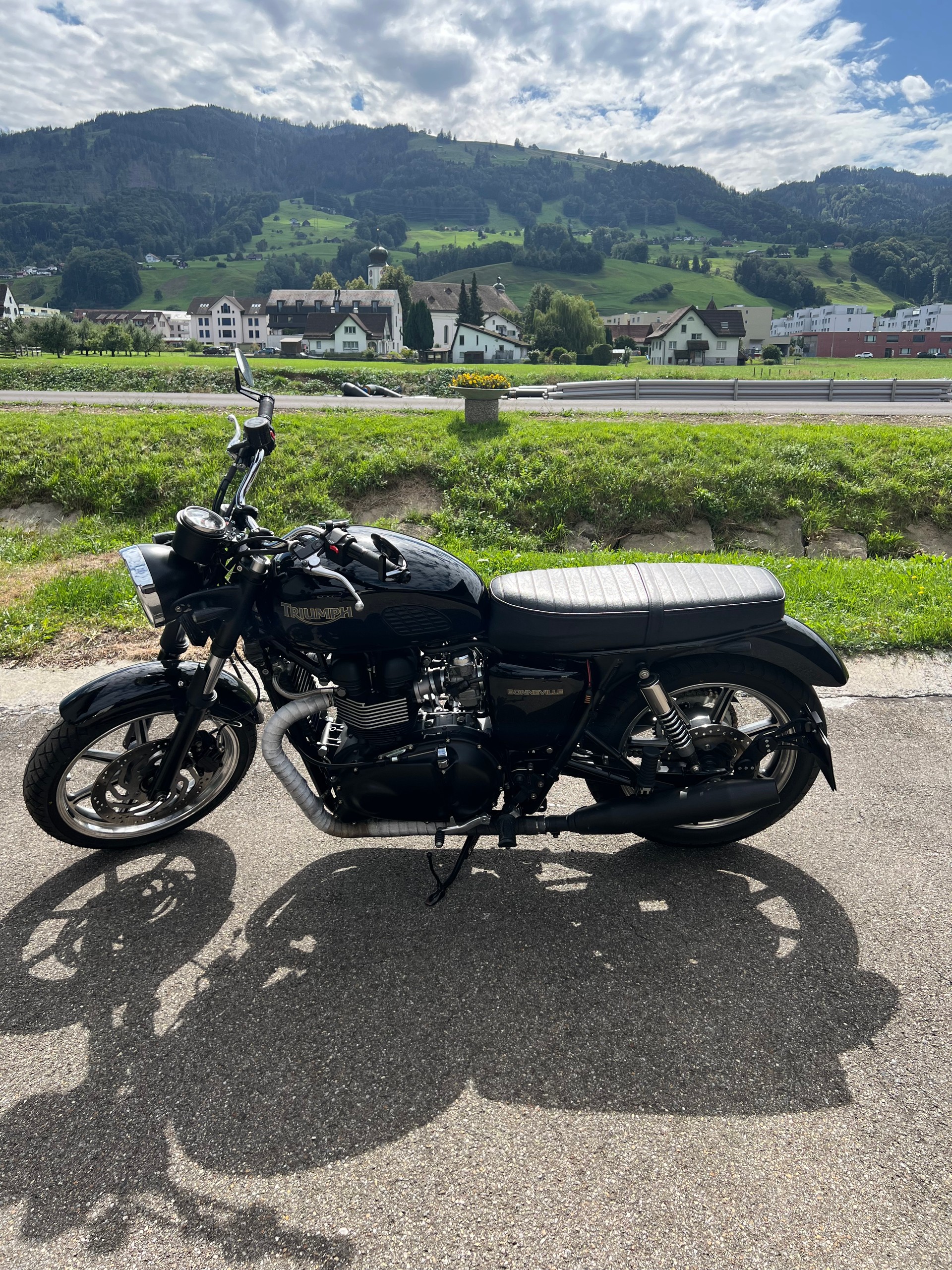 TRIUMPH Bonneville-image-0