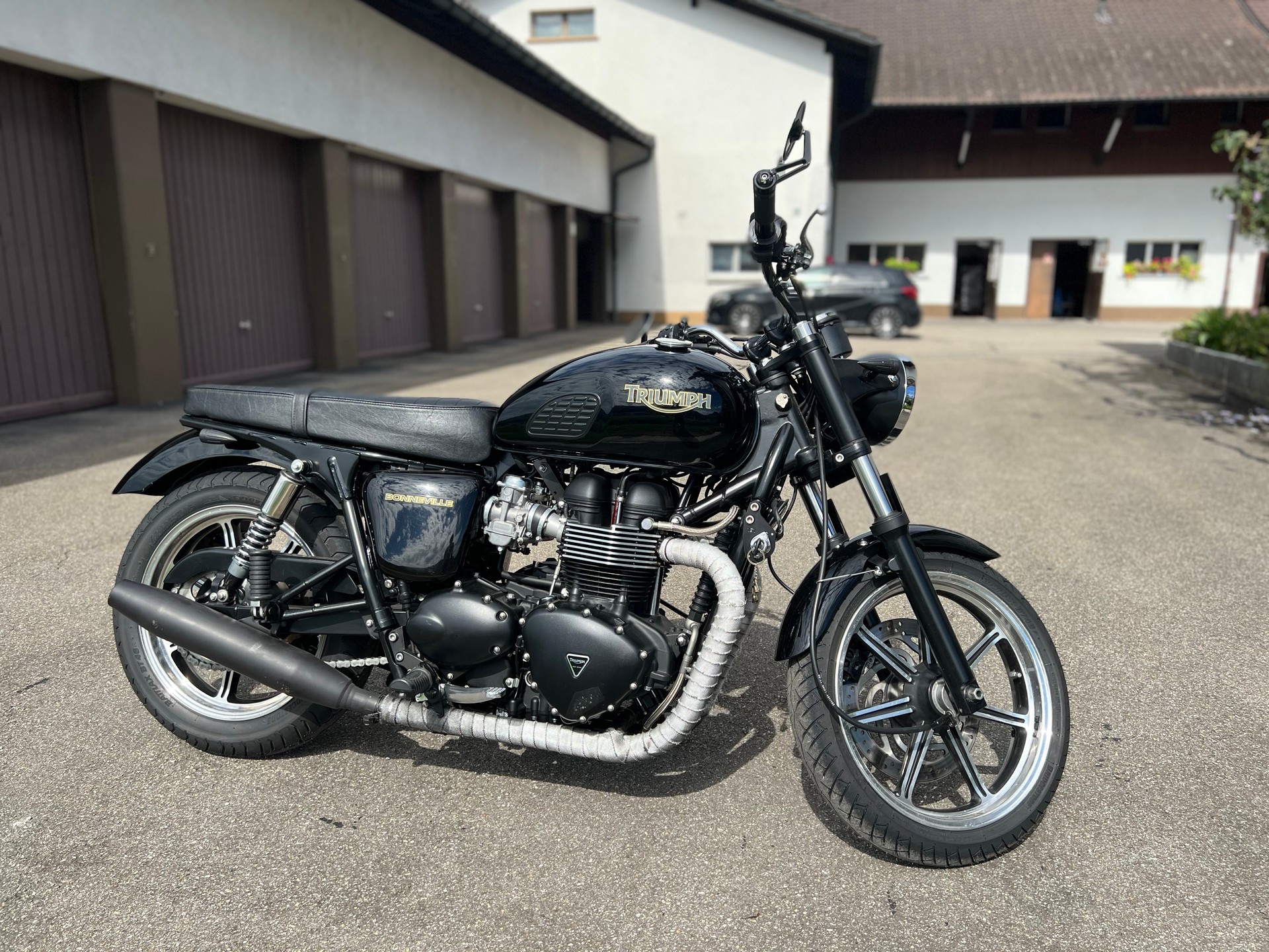 TRIUMPH Bonneville-image-5