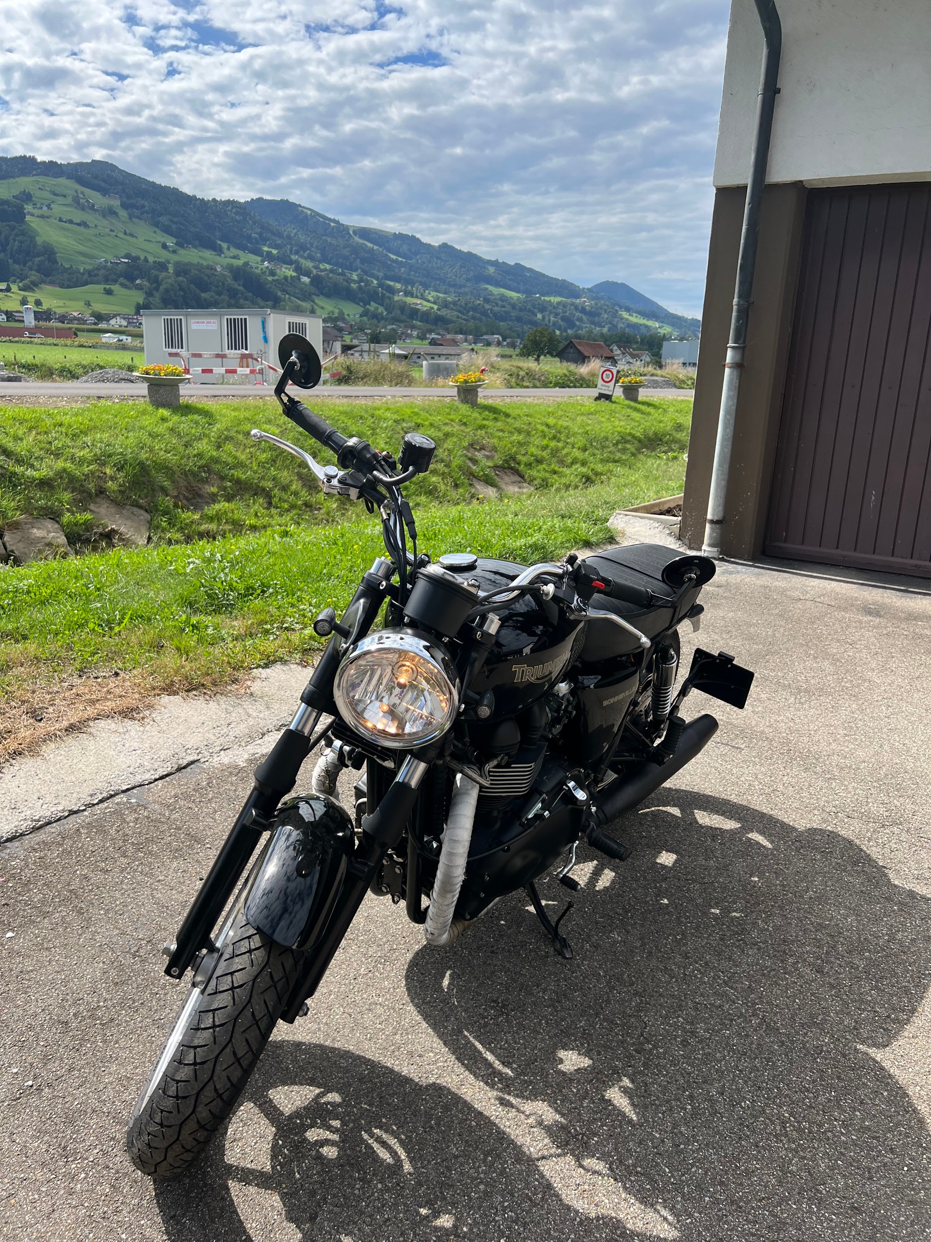TRIUMPH Bonneville-image-1