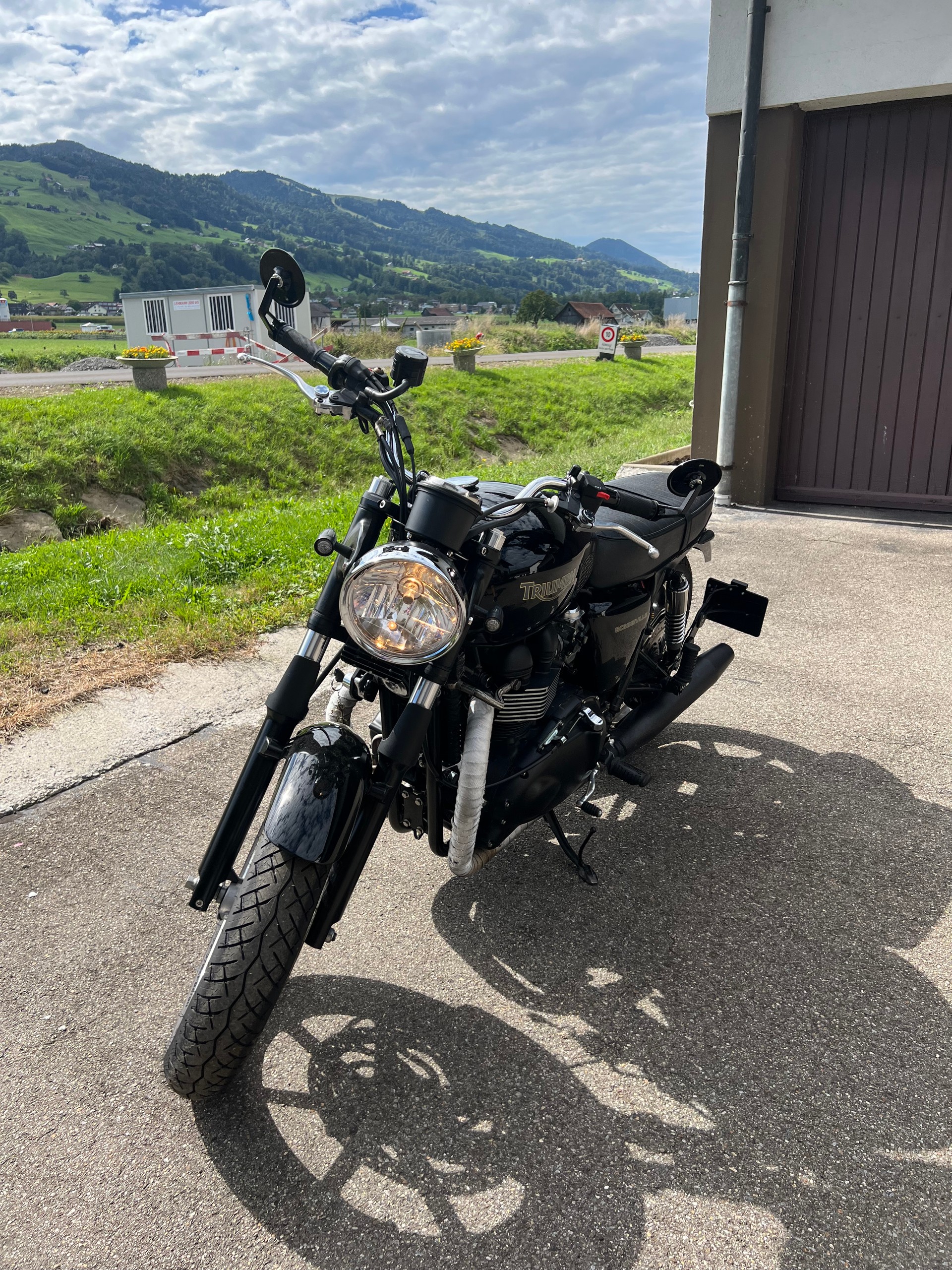 TRIUMPH Bonneville-image-2