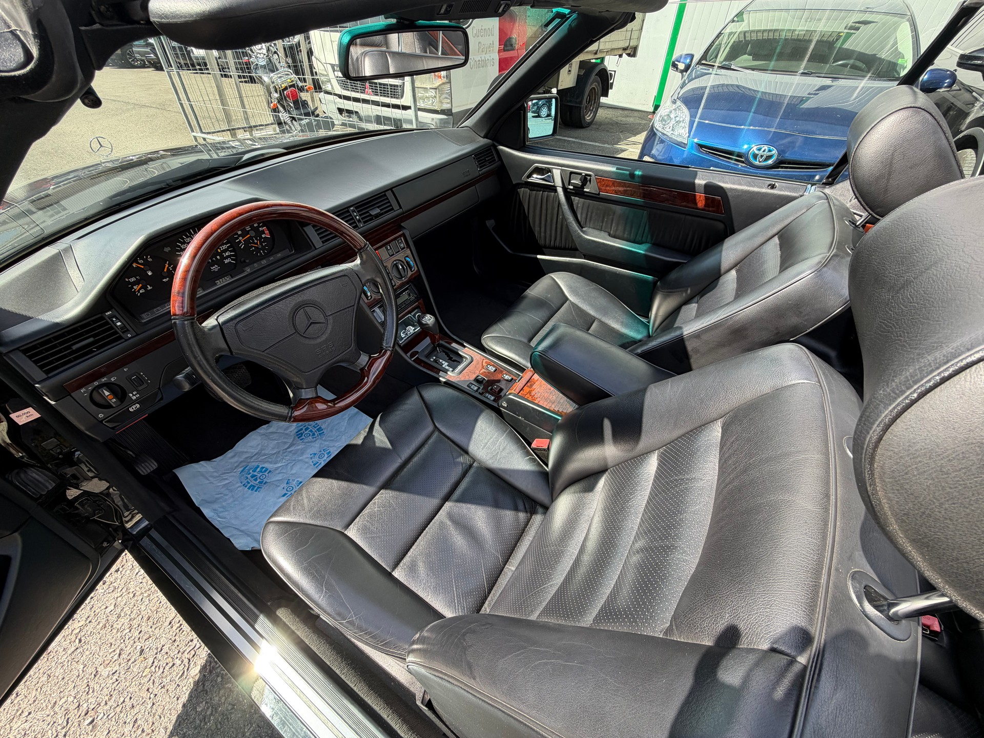MERCEDES-BENZ 300 CE-24 Cabrio-image-9