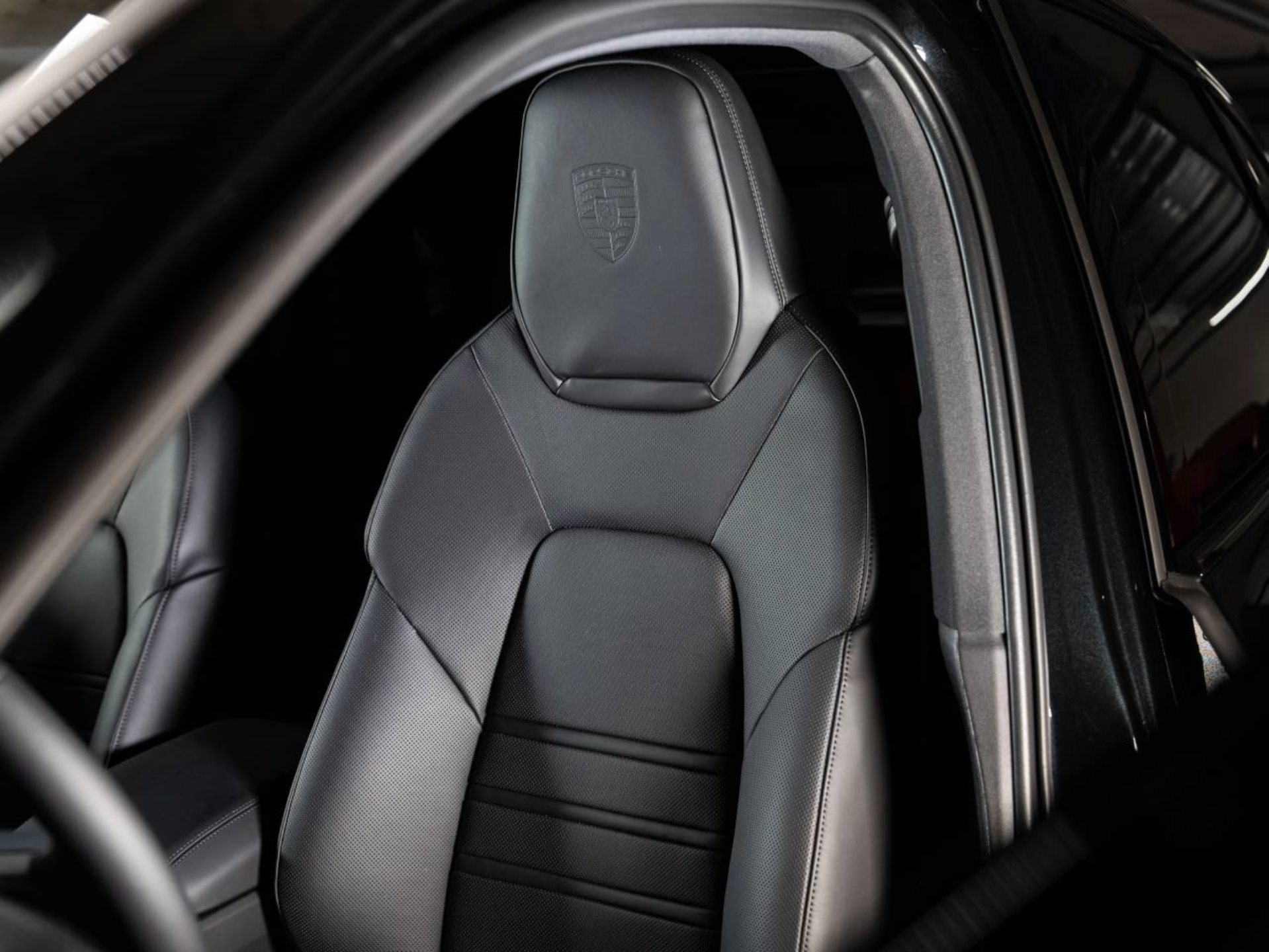 PORSCHE Cayenne E-Hybrid Black Edition-image-17