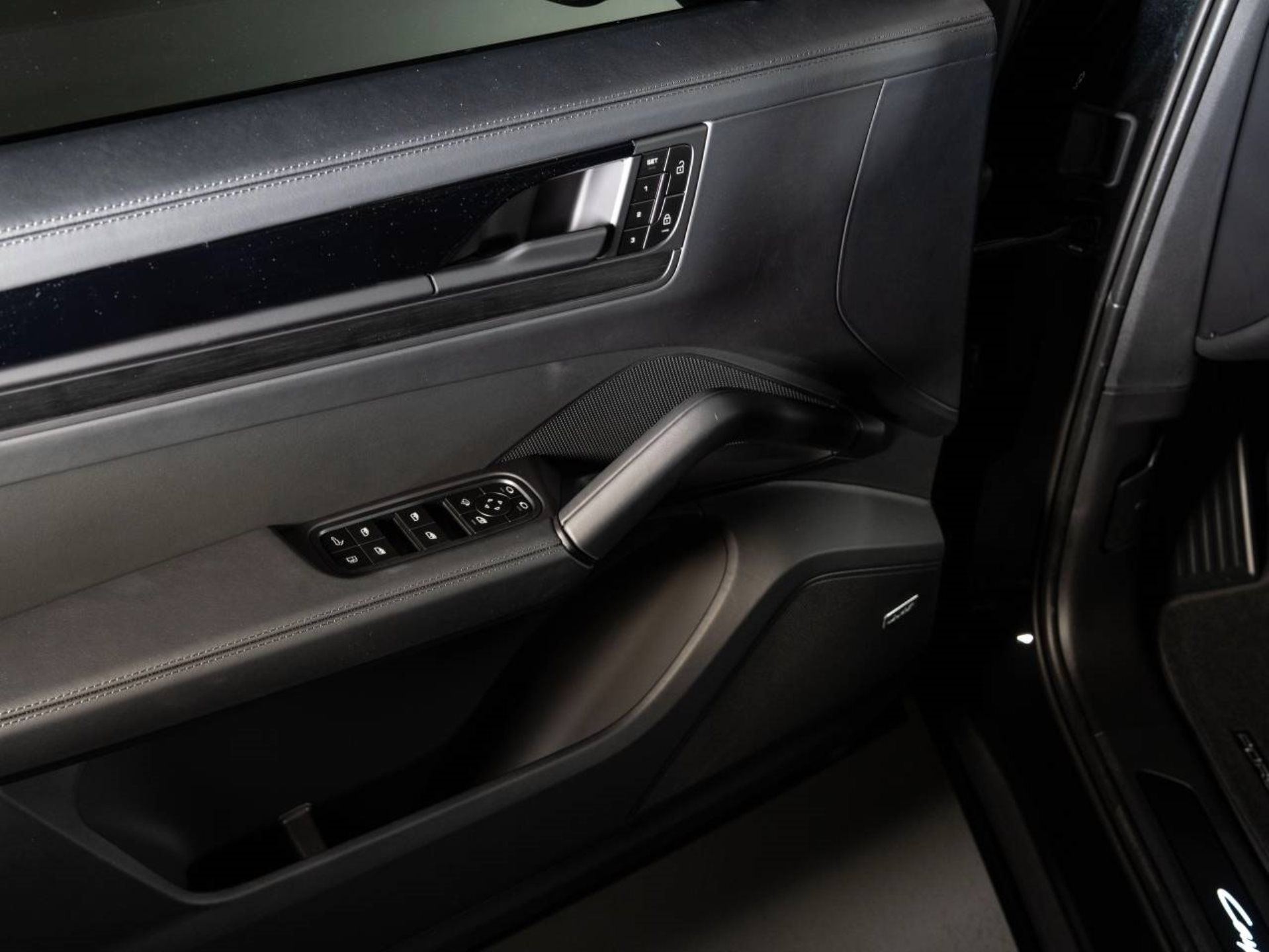 PORSCHE Cayenne E-Hybrid Black Edition-image-10