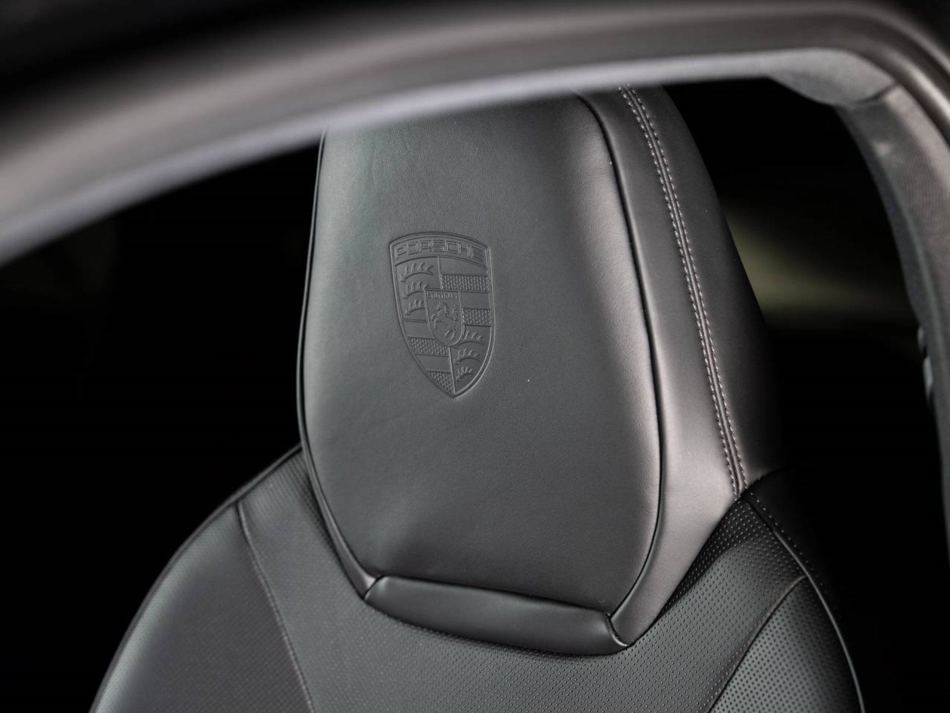 PORSCHE Cayenne E-Hybrid Black Edition-image-21