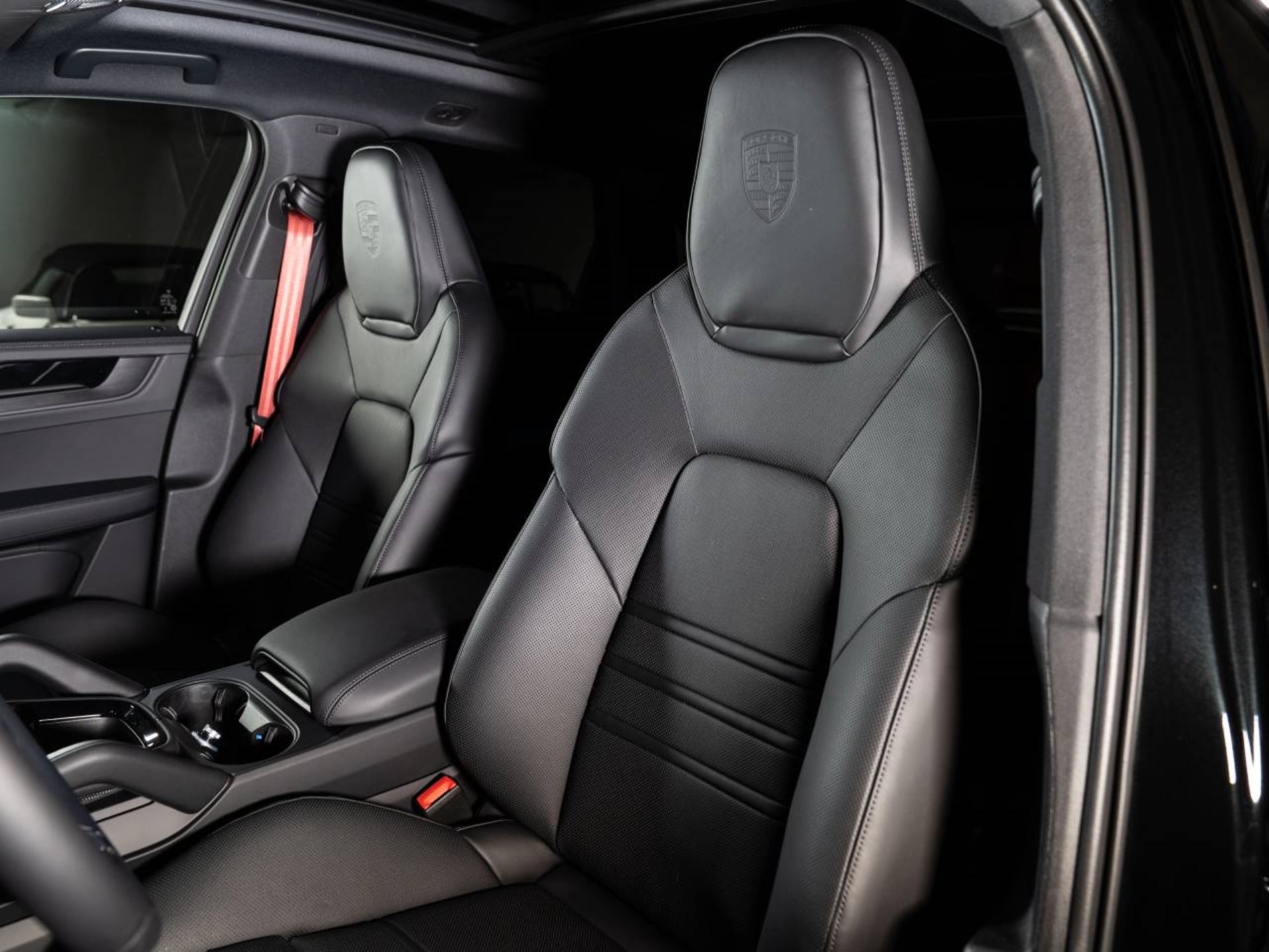 PORSCHE Cayenne E-Hybrid Black Edition-image-7