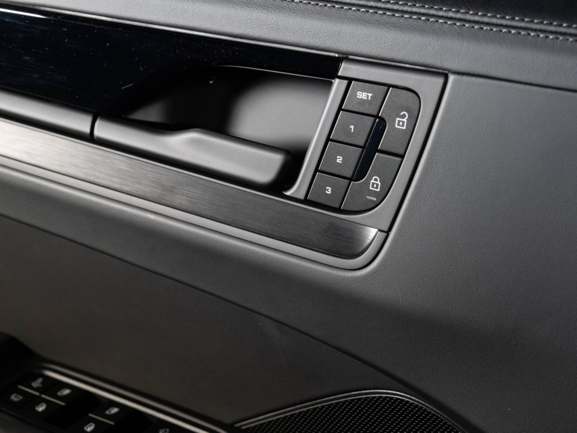 PORSCHE Cayenne E-Hybrid Black Edition-image-14