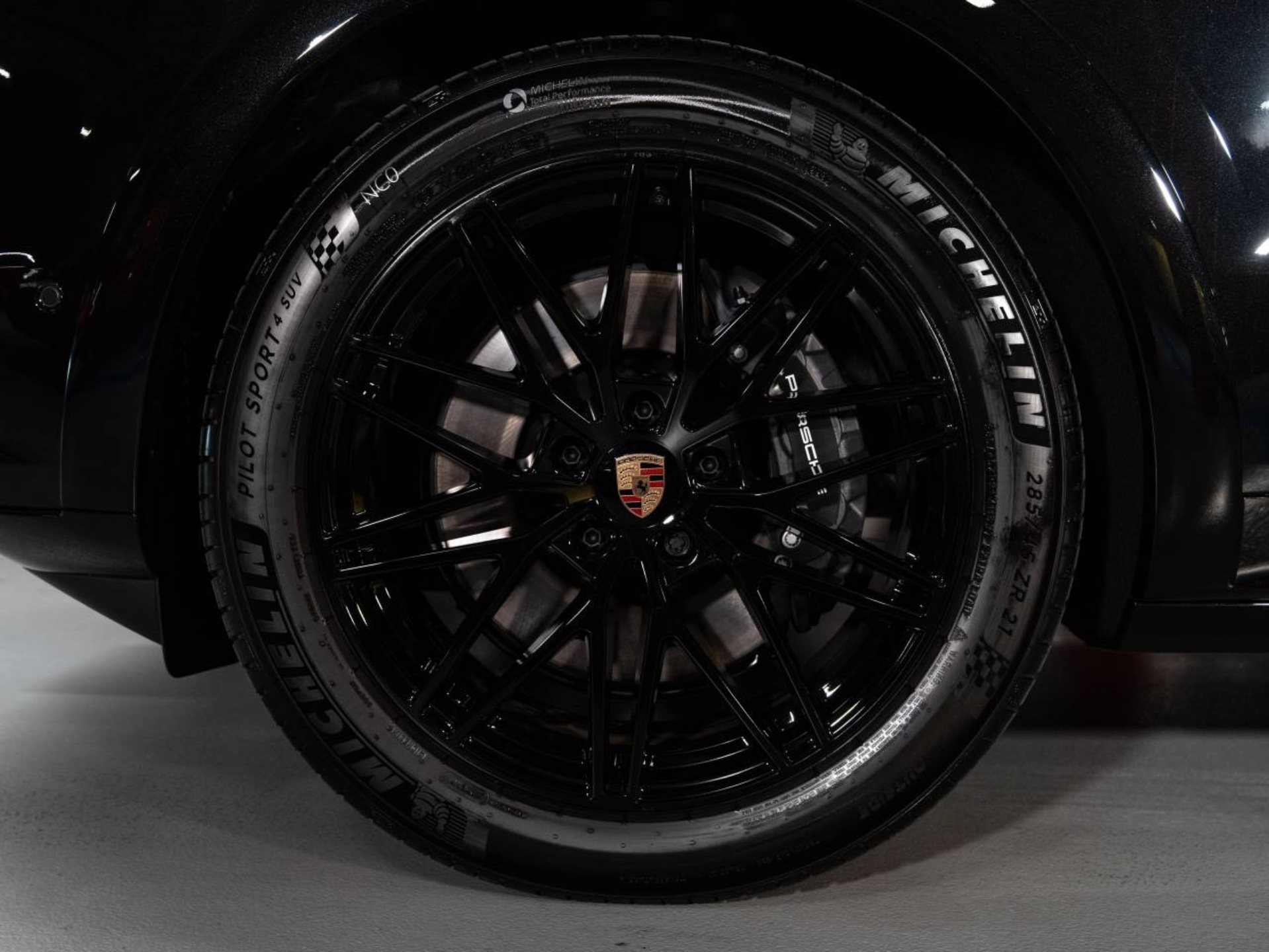 PORSCHE Cayenne E-Hybrid Black Edition-image-22