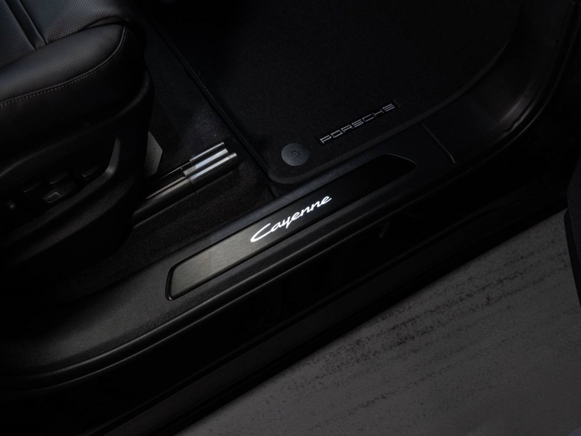 PORSCHE Cayenne E-Hybrid Black Edition-image-18