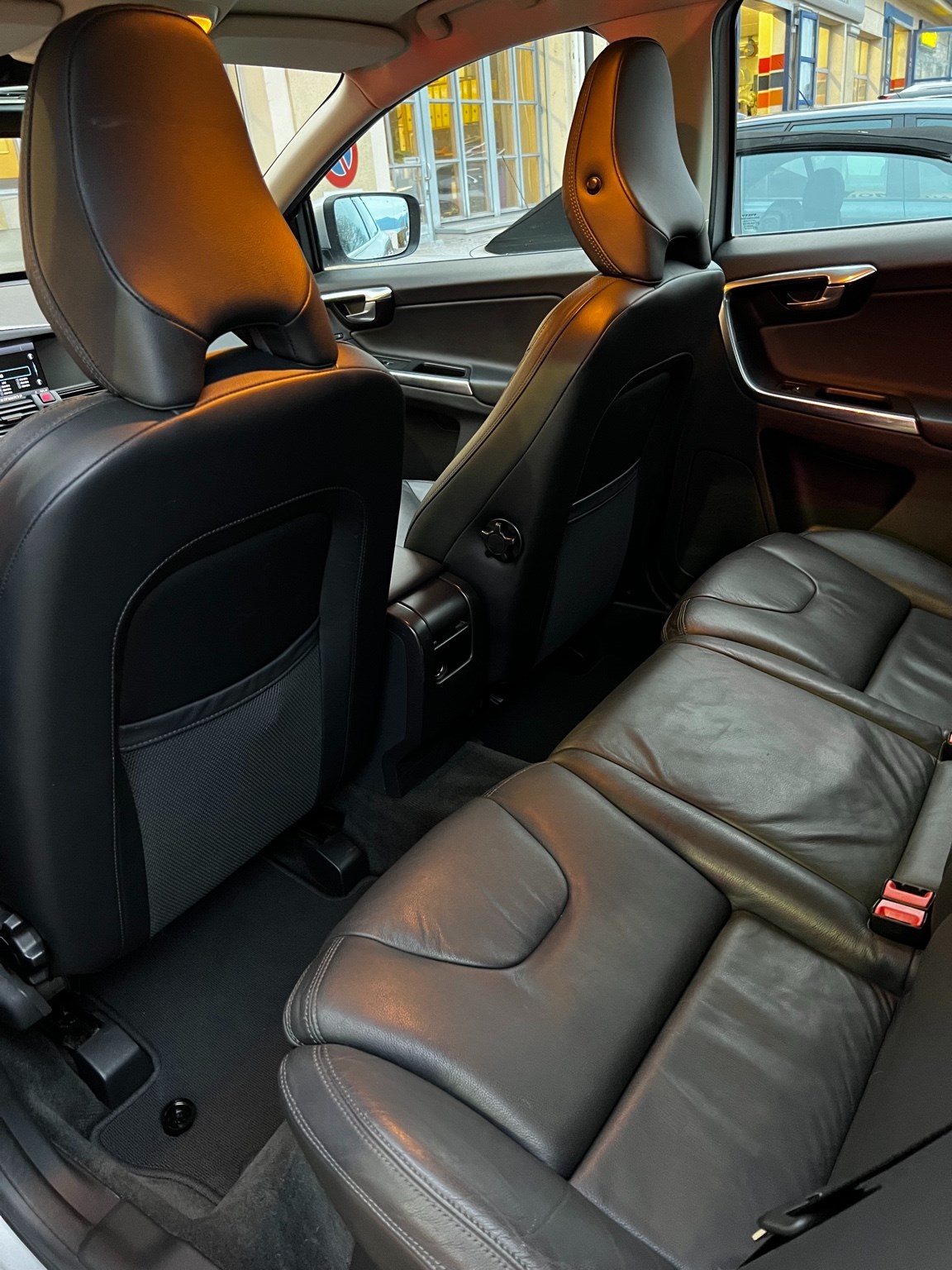 VOLVO XC60 D5 AWD Momentum Geartronic-image-12