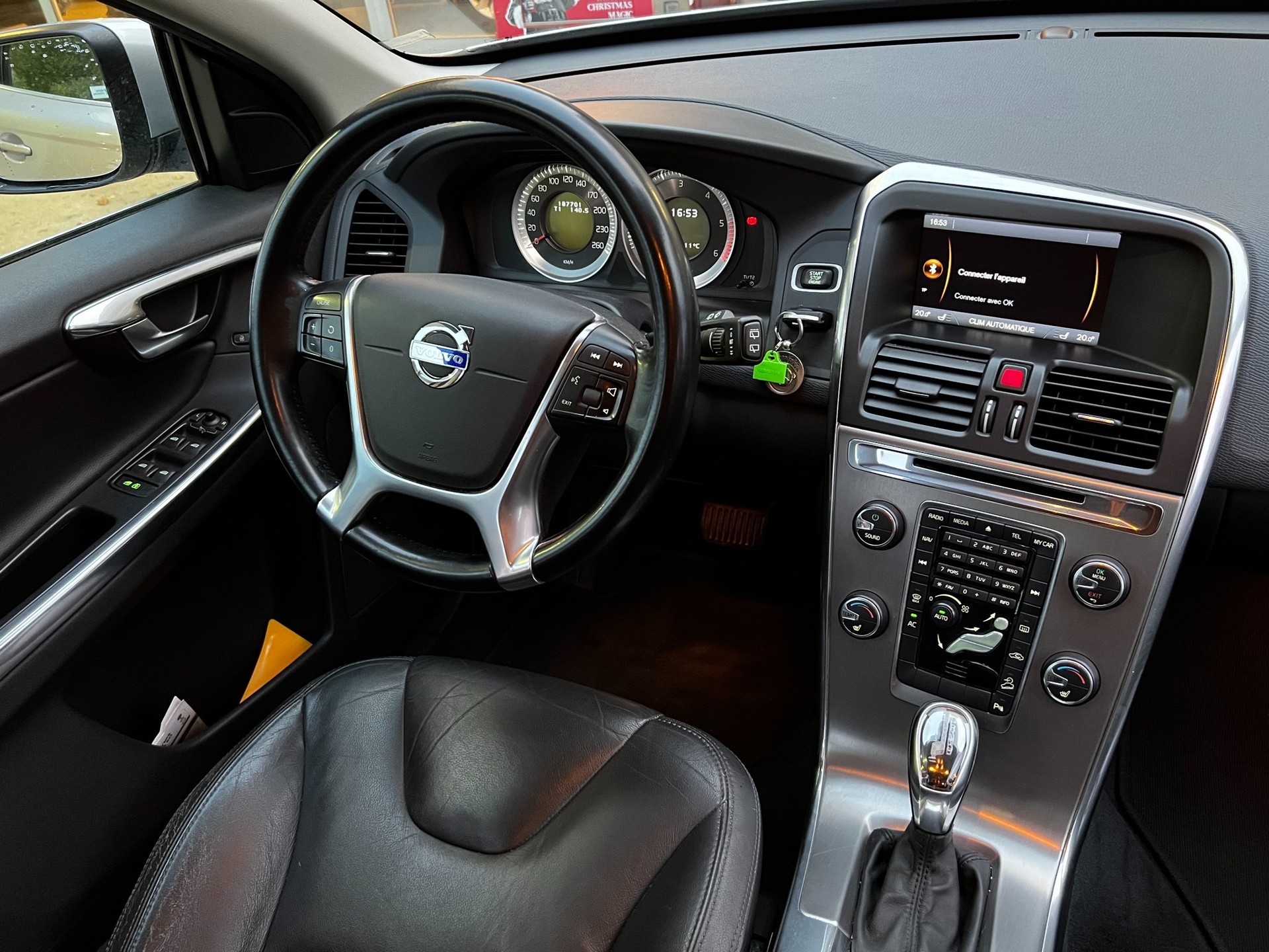 VOLVO XC60 D5 AWD Momentum Geartronic-image-13