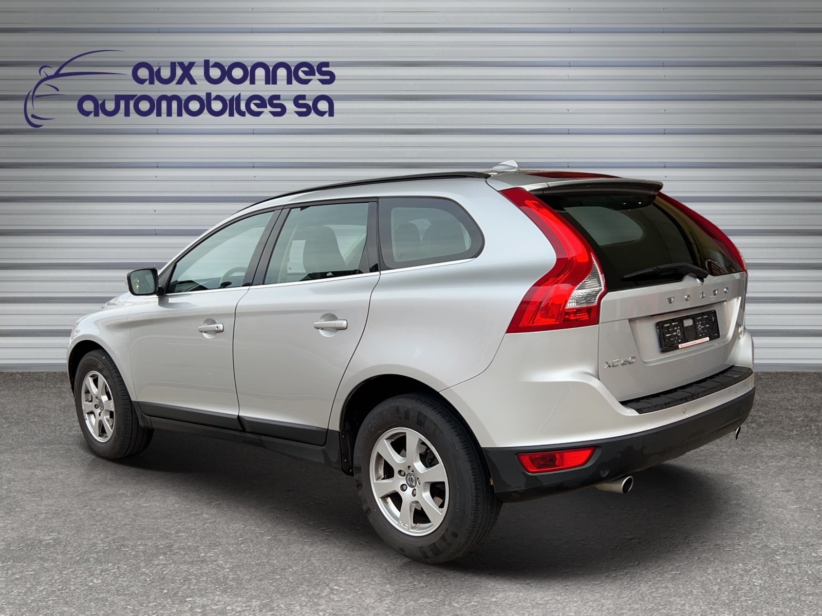 VOLVO XC60 D5 AWD Momentum Geartronic-image-4
