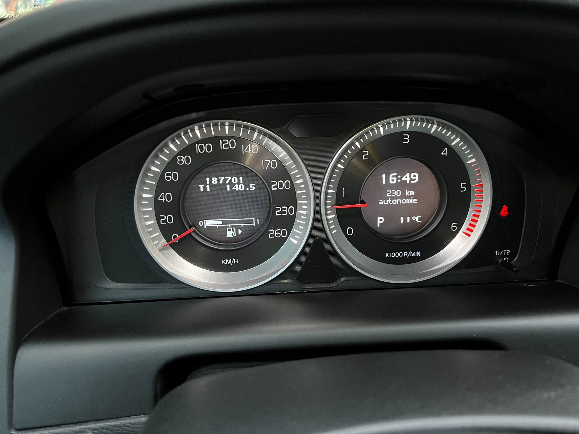 VOLVO XC60 D5 AWD Momentum Geartronic-image-9